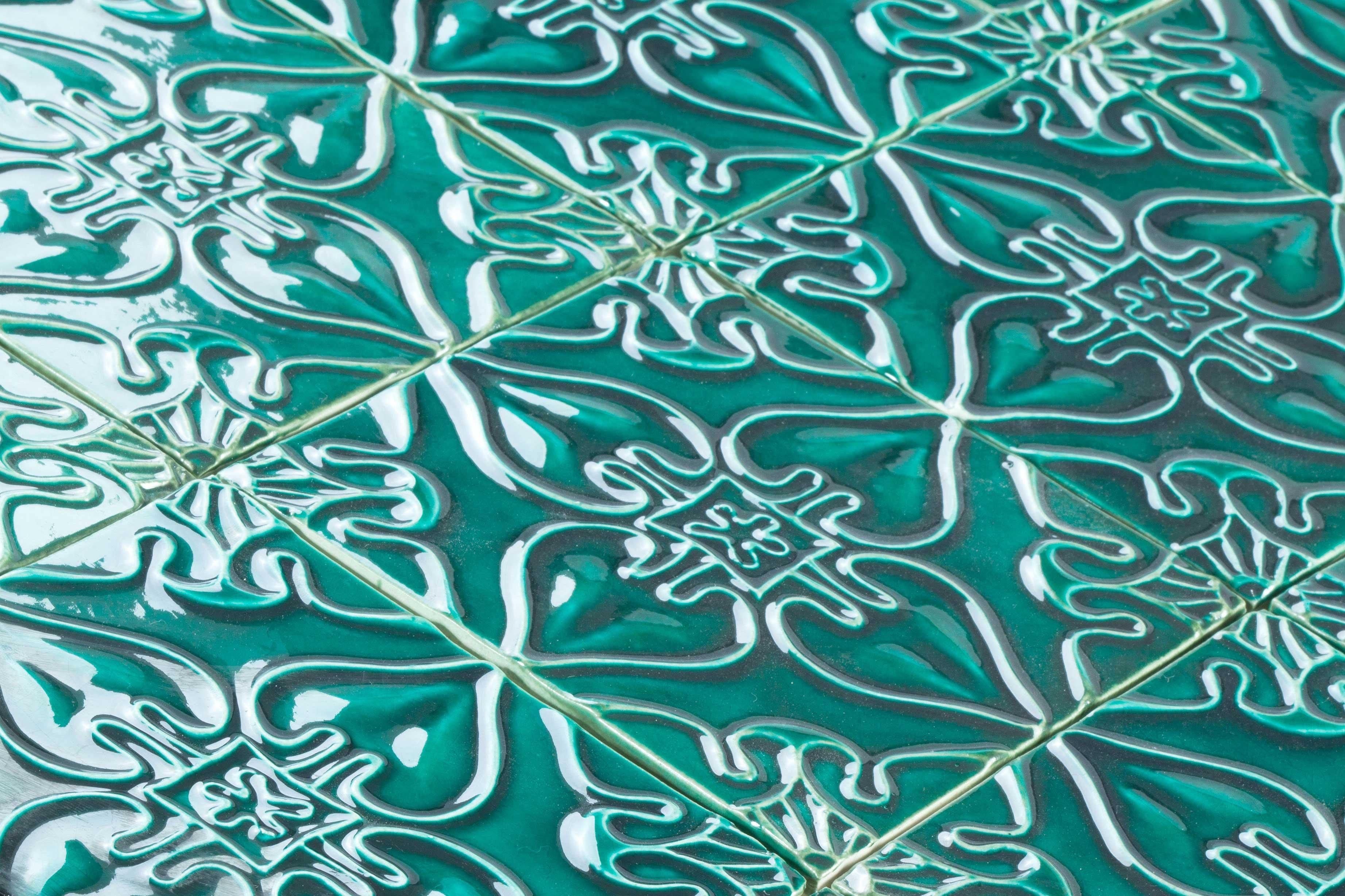 Bien connue pour sa tradition céramique, la production de carreaux portugais remonte au XVIe siècle.
Héritant de ce riche savoir-faire artisanal, les plateaux des tables Caldas sont réalisés avec des carreaux de céramique faits à la main, dans des