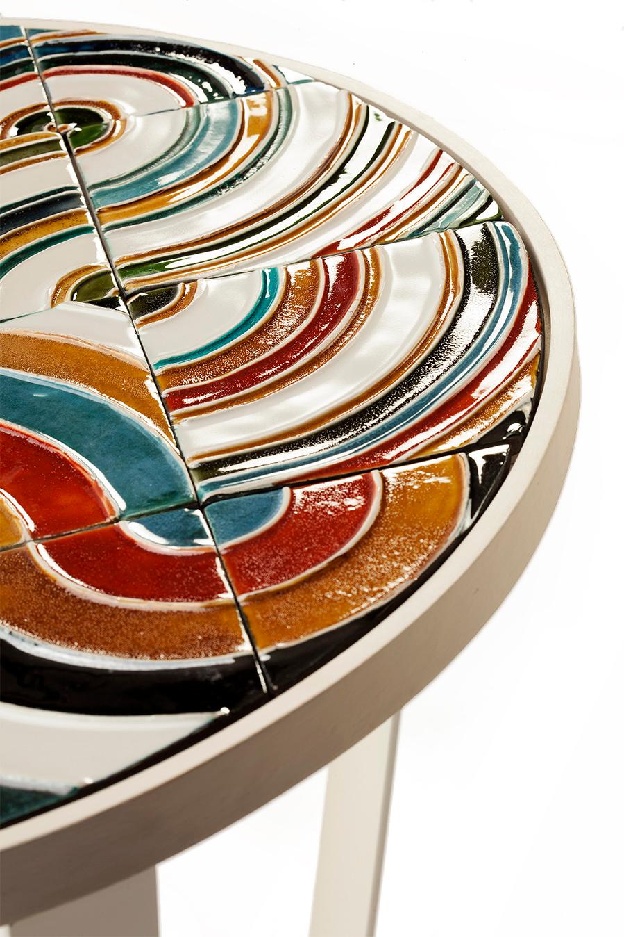 Die portugiesische Kachelproduktion, die für ihre Keramiktradition bekannt ist, geht auf das 16. Jahrhundert zurück.
In Anlehnung an dieses reiche handwerkliche Wissen werden die Tischplatten der Caldas-Tische aus handgefertigten Keramikfliesen in