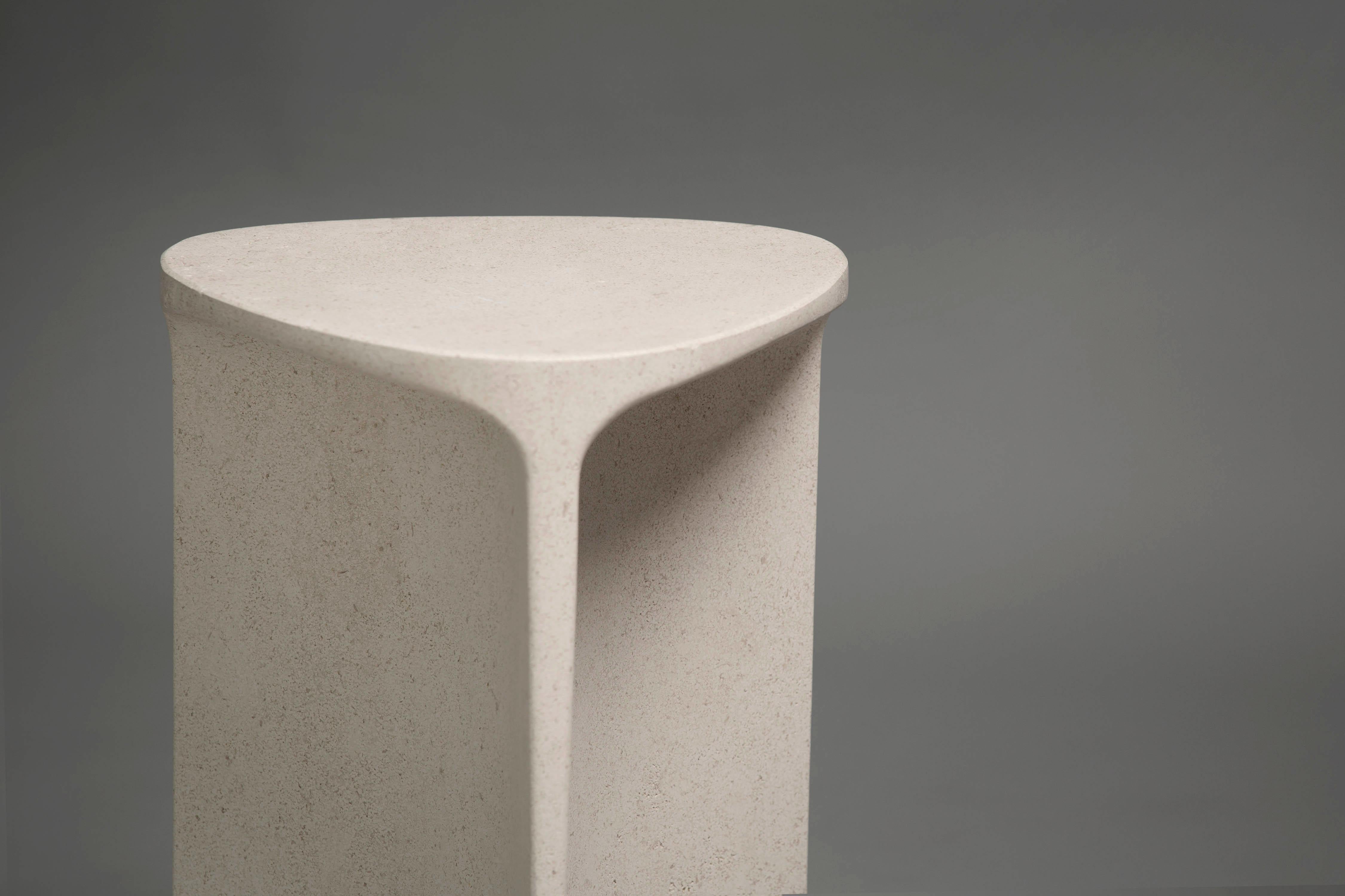 Der Beistelltisch Carv ist aus einem einzigen Block des Kalksteins von Chauvigny geschnitten.
Wesentliches und organisches Design, das auf natürliche Weise eine flache, fließende Tischplatte schafft
zu einem Y-förmigen Fuß, der die Adern des Steins