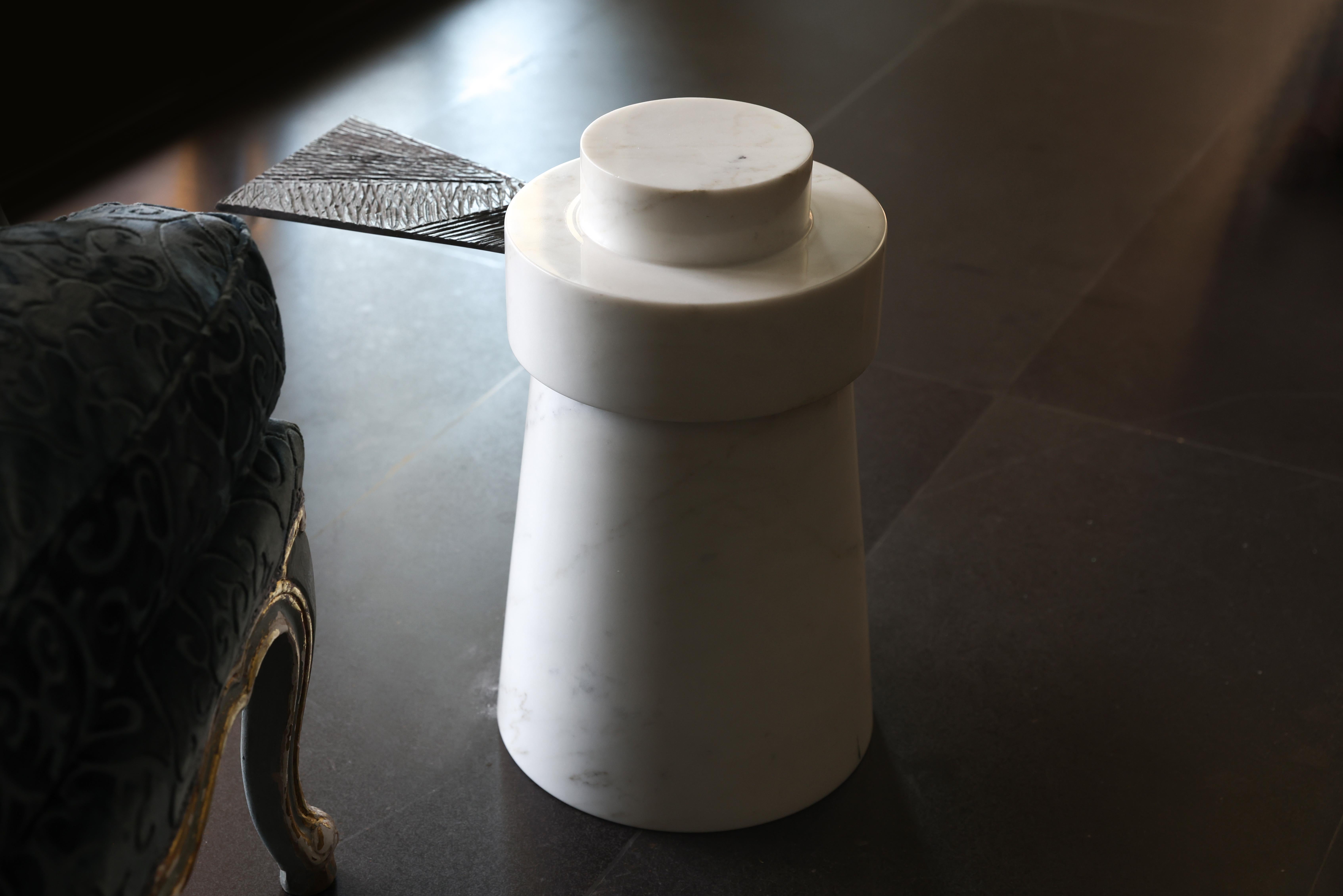 Side table carved in marble with a casted brass accent In New Condition For Sale In Beirut, LB