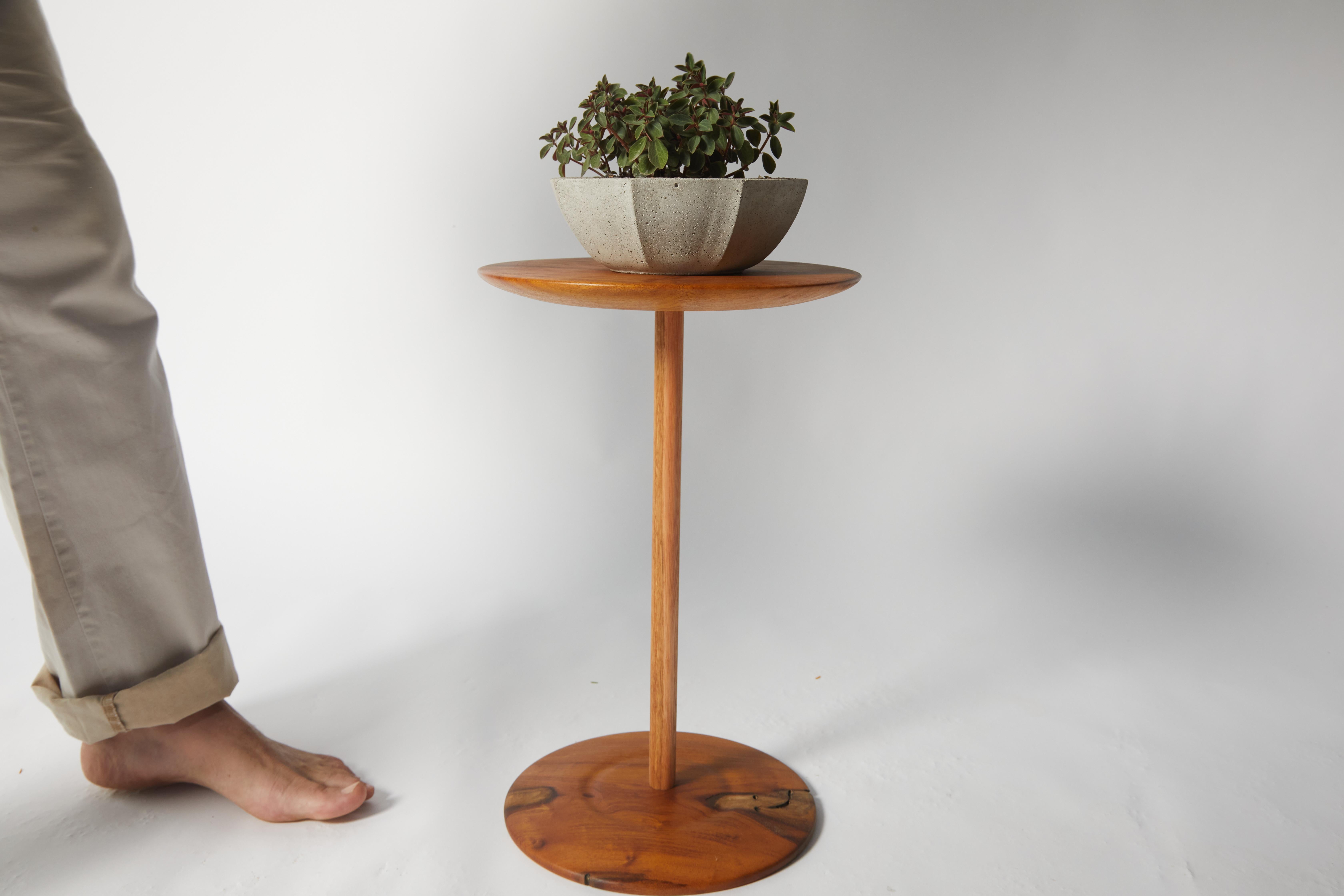 'Cerchi' side table, made manually in the wood turning process. Ideal piece for support next to sofas, armchair or even functioning as a nightstand.

The table is made with traditional joinery techniques, without nails or screws, only with fittings.