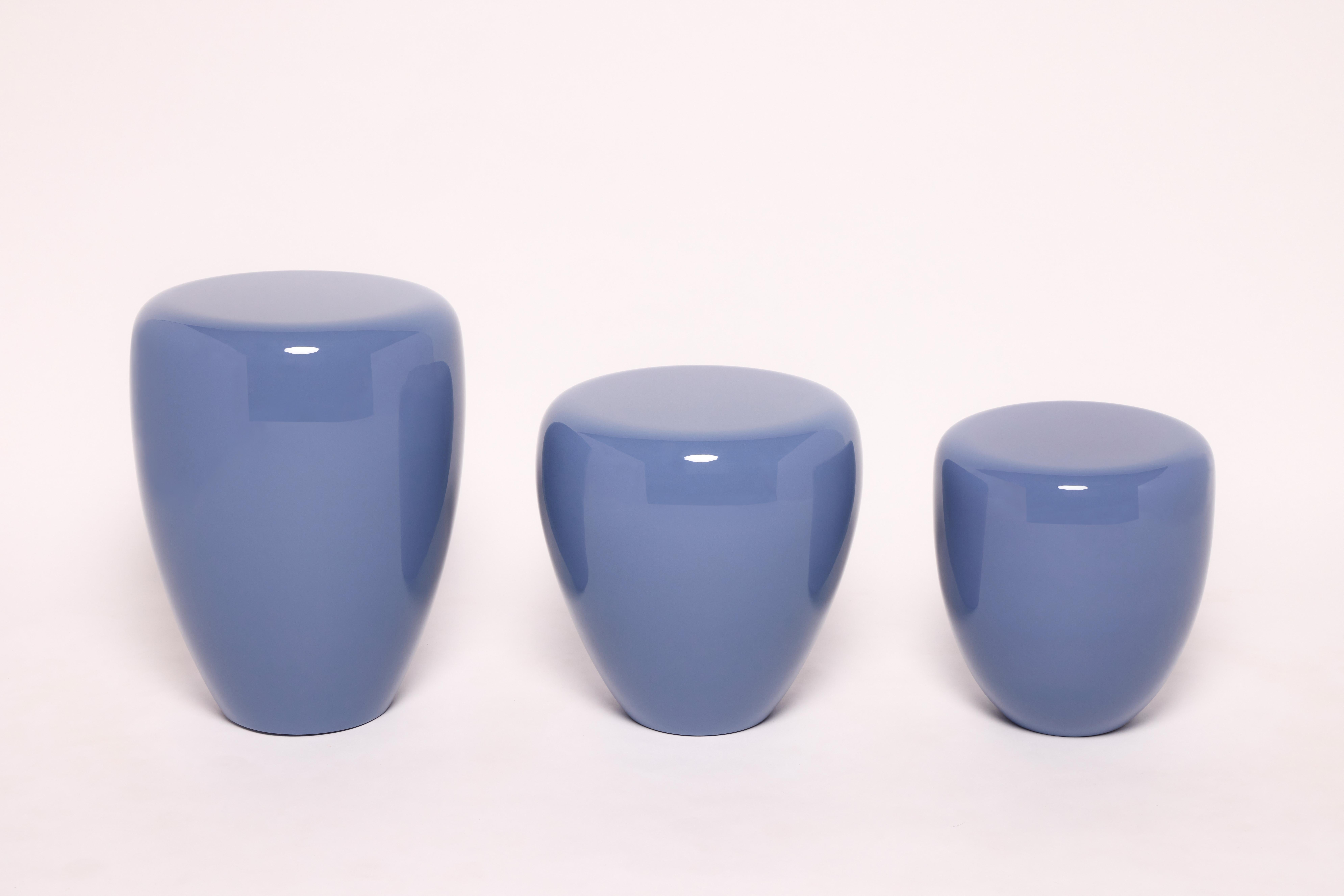 DOT is not a corner table. It is an invitation. A versatile experiment. First, it is about an eye hypnotized by the material. Attention is captivated by this curious magma. Mate, shiny, two-toned patina, eggshell or marble, no matter the variation,