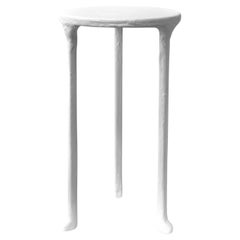 Tavolino classico moderno in gesso bianco e acciaio, minimalista e a forma di mano.