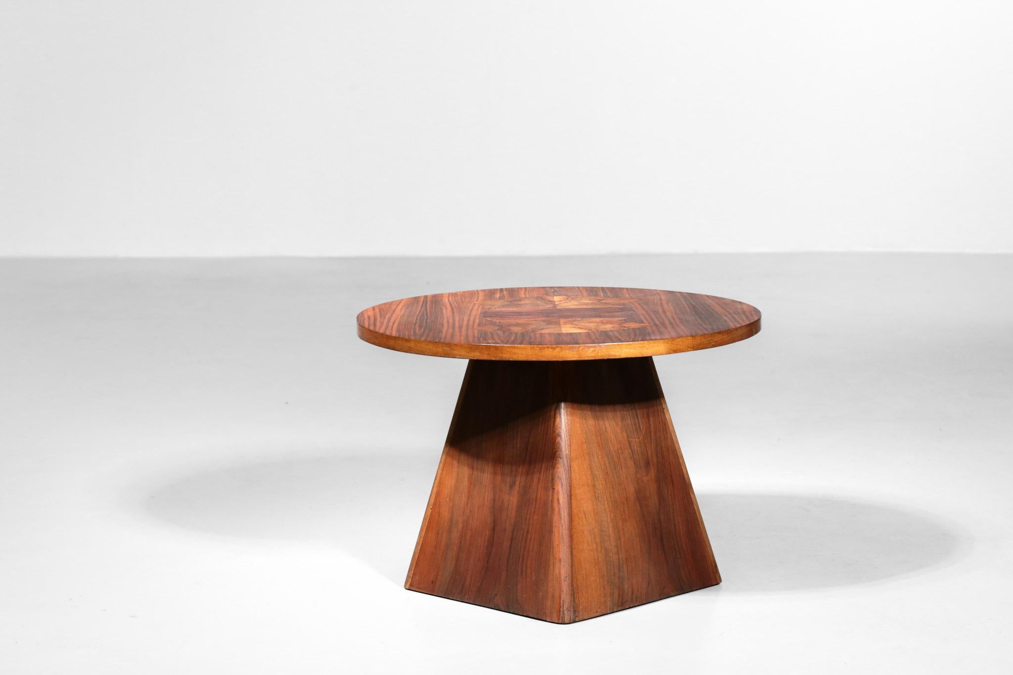 Side table or coffee table Art Deco from 1930s.
Nice marquetry on the top.