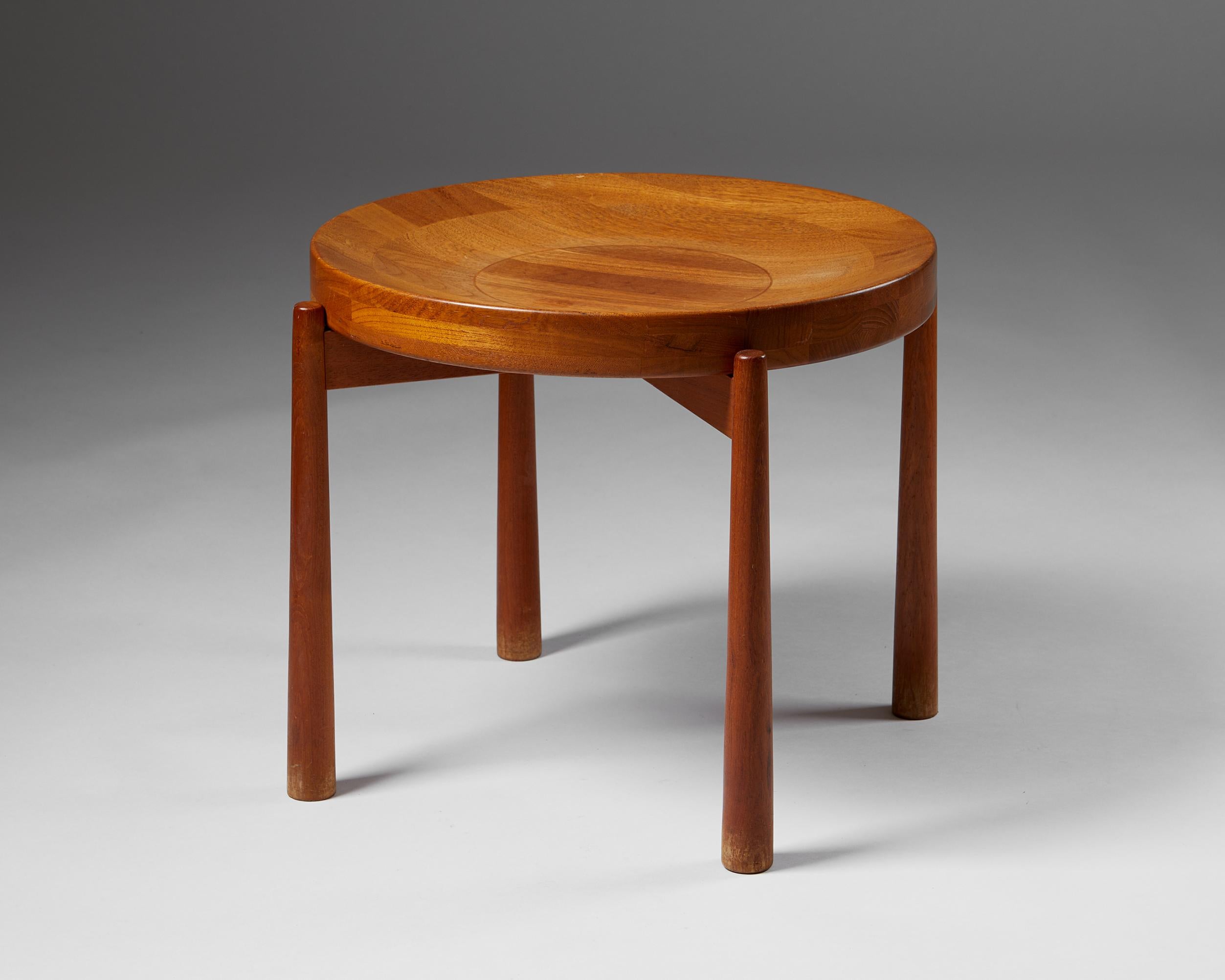 Side table designed by Jens Harald Quistgaard,
Denmark, 1950s.

Teak.

Exquisite woodwork and a beautifully shaped, removable tray surface that can function as a bowl characterise this Danish collectable. The sculptor Jens Harald Quistgaard worked