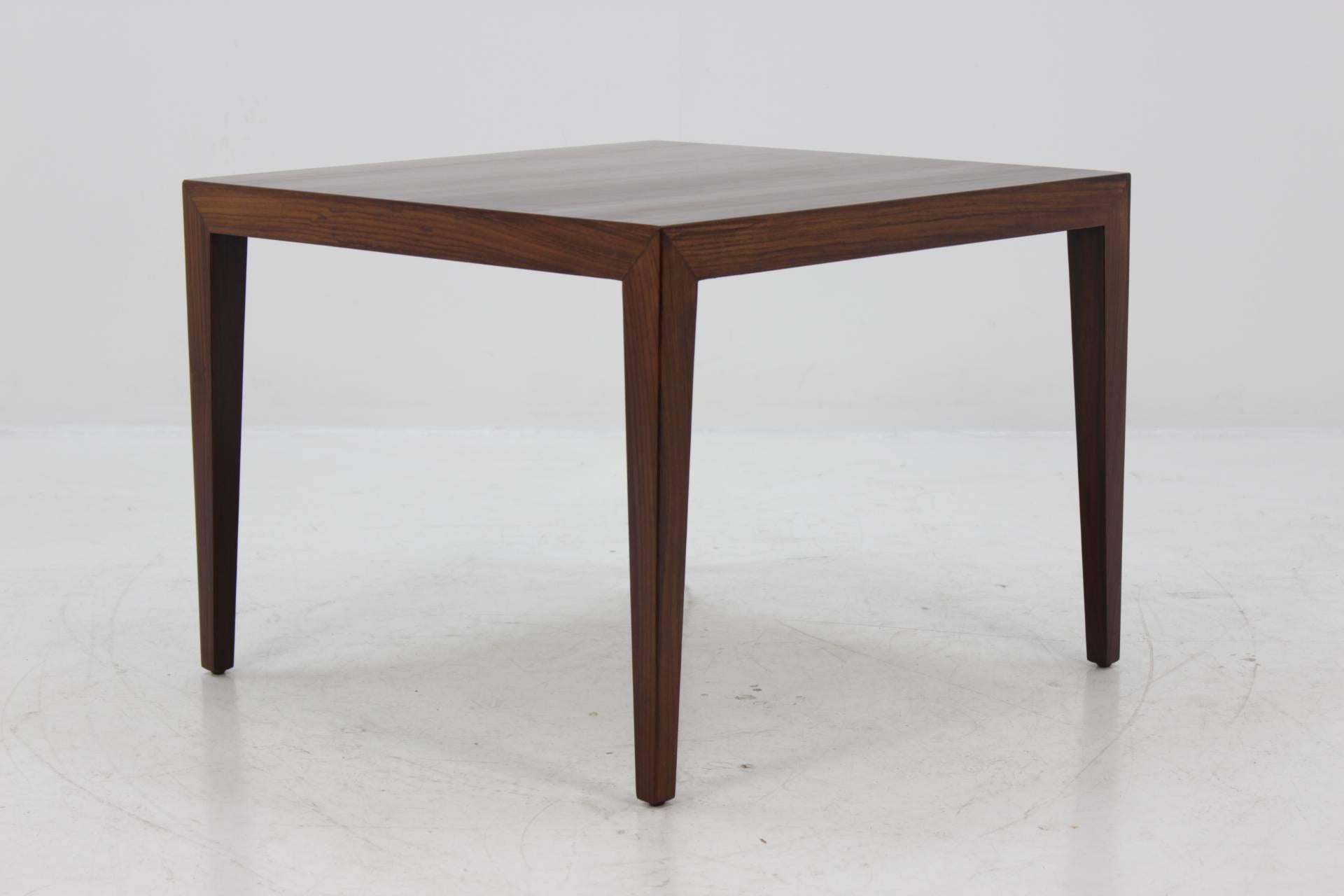 Produced in Denmark.
Made of rosewood and rosewood veneer. Carefully refurbished.