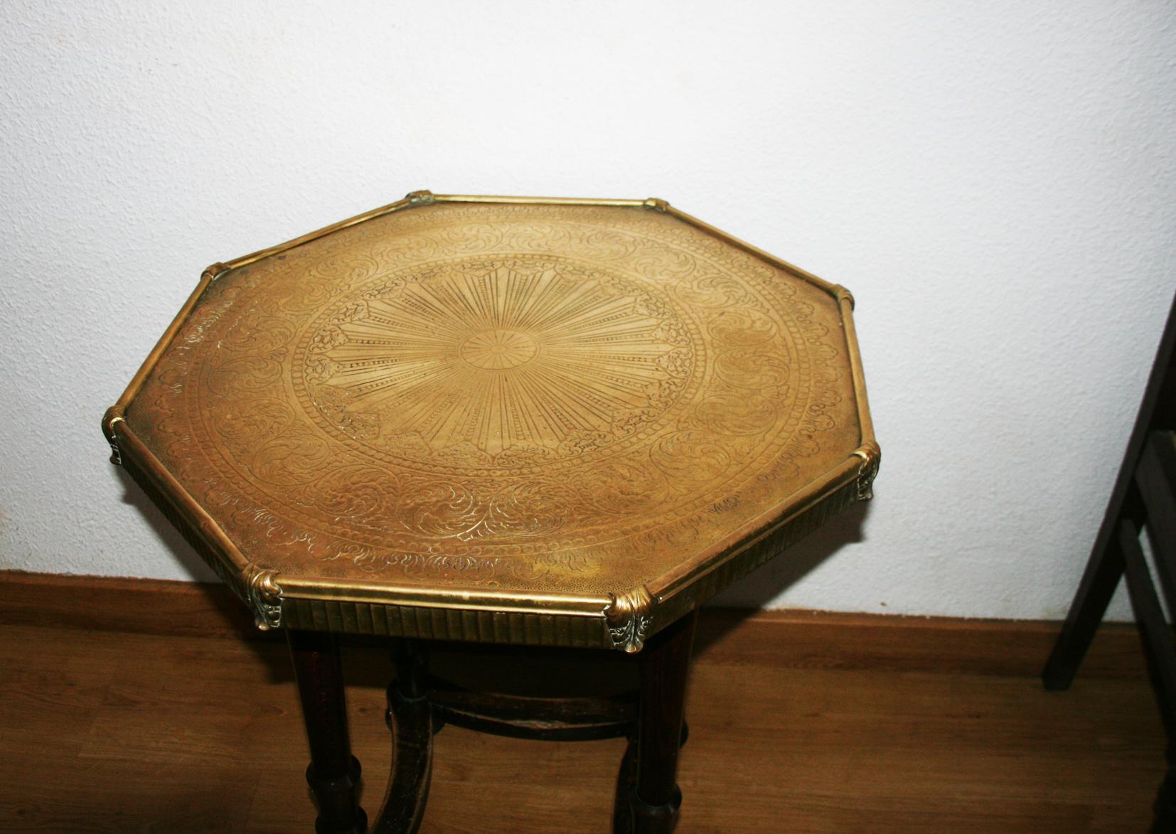 Side Table Embossed Brass Topu and Wooden Legs, England In Good Condition In Mombuey, Zamora