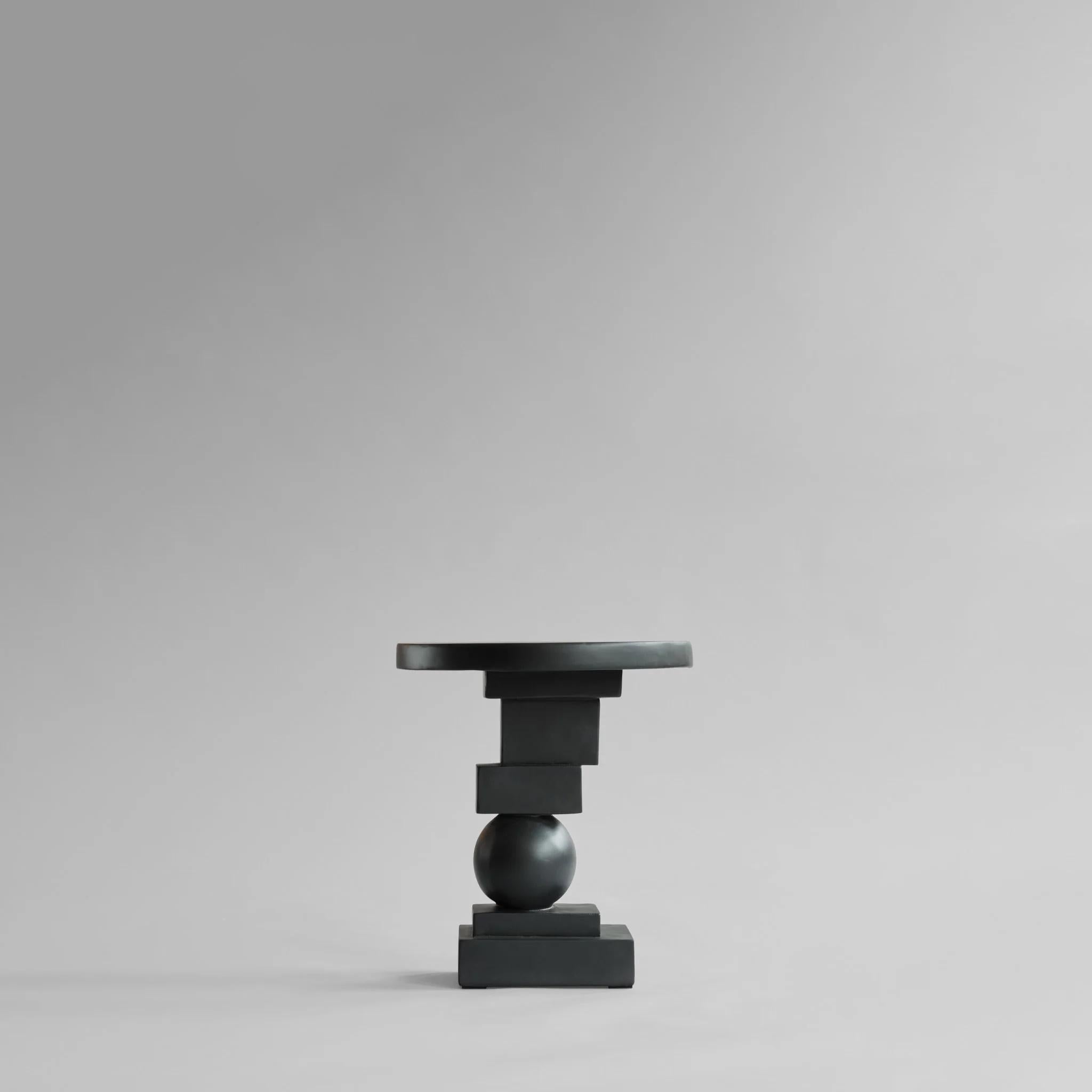 Table d'appoint, bout de canapé, couleur café, Modèle d'artiste, oeuvre contemporaine, 21ème siècle.

La table d'appoint, bout de canapé du modèle Artistics est réalisée en béton et fibre moulée, à la manière d'une sculpture contemporaine. Une