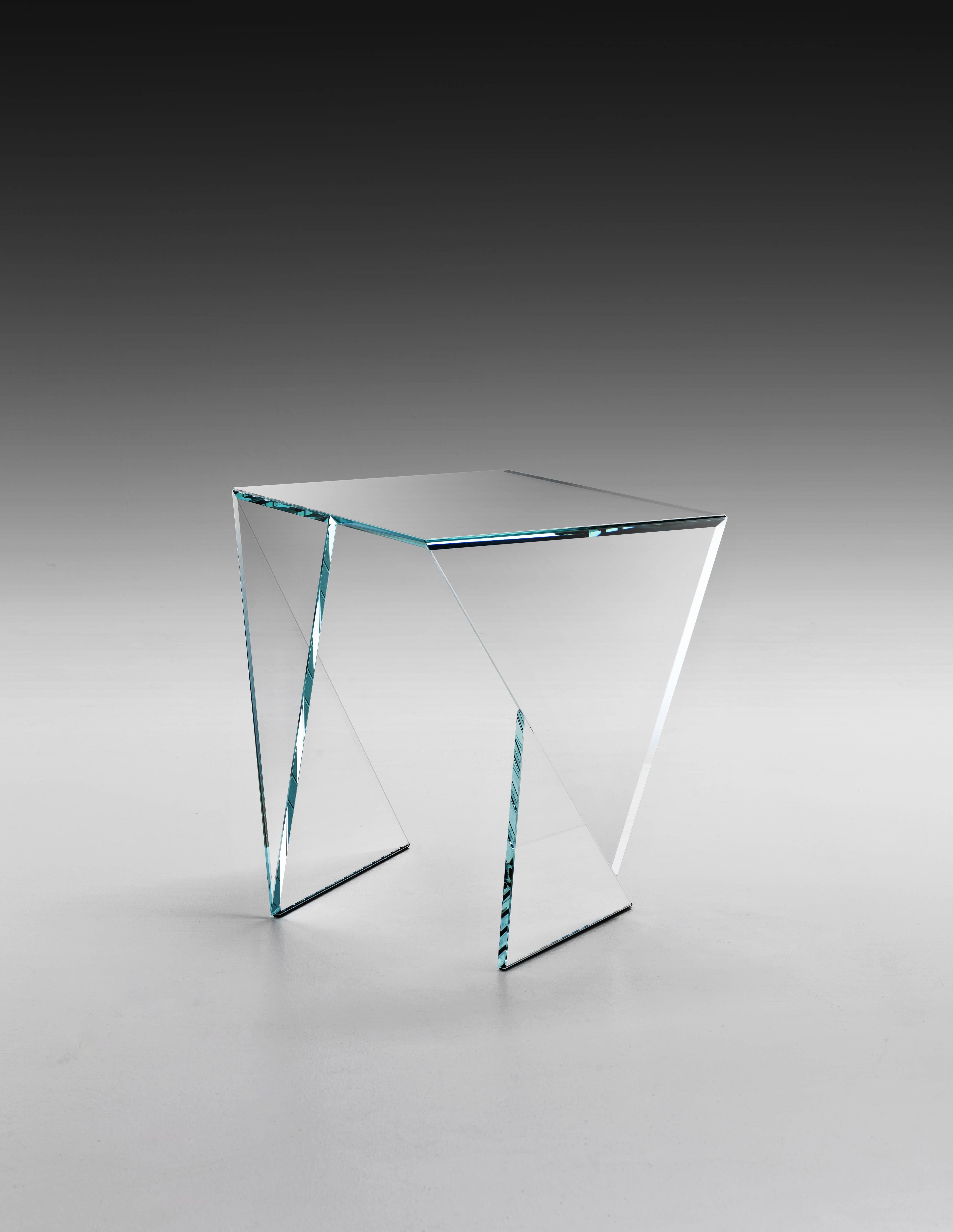Der Beistelltisch 'Origami Calcio' ist aus extraklarem Kristallglas gefertigt. Jede Scheibe aus extraklarem Kristallglas wird mit äußerster Präzision geschnitten und geschliffen, dann werden die Scheiben von Hand zusammengesetzt, wobei sie perfekt