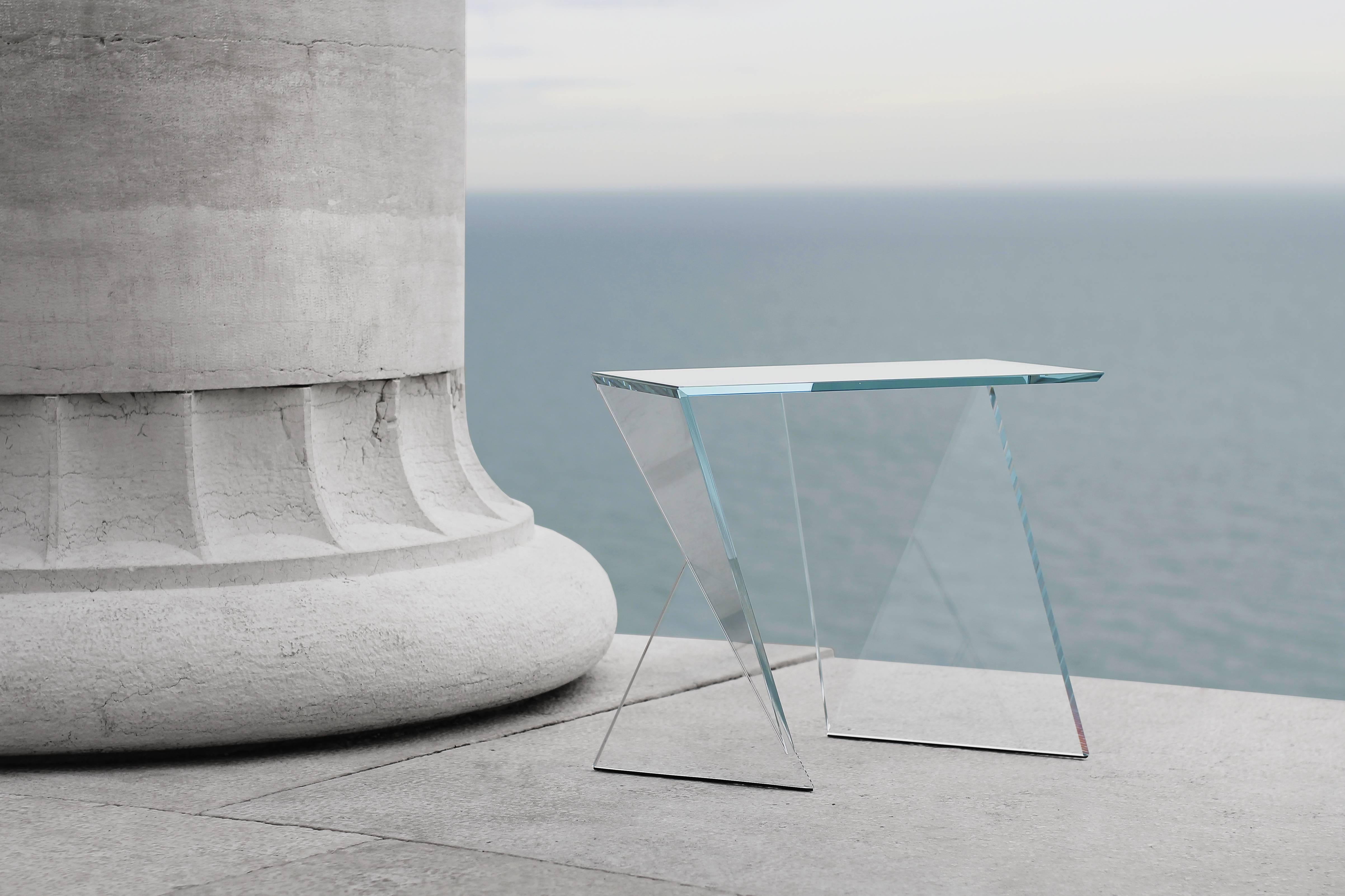 Beistelltisch aus Glas und Kristall in geometrischer Form mit Sammlerdesign, handgefertigt, Italien (Handgefertigt) im Angebot
