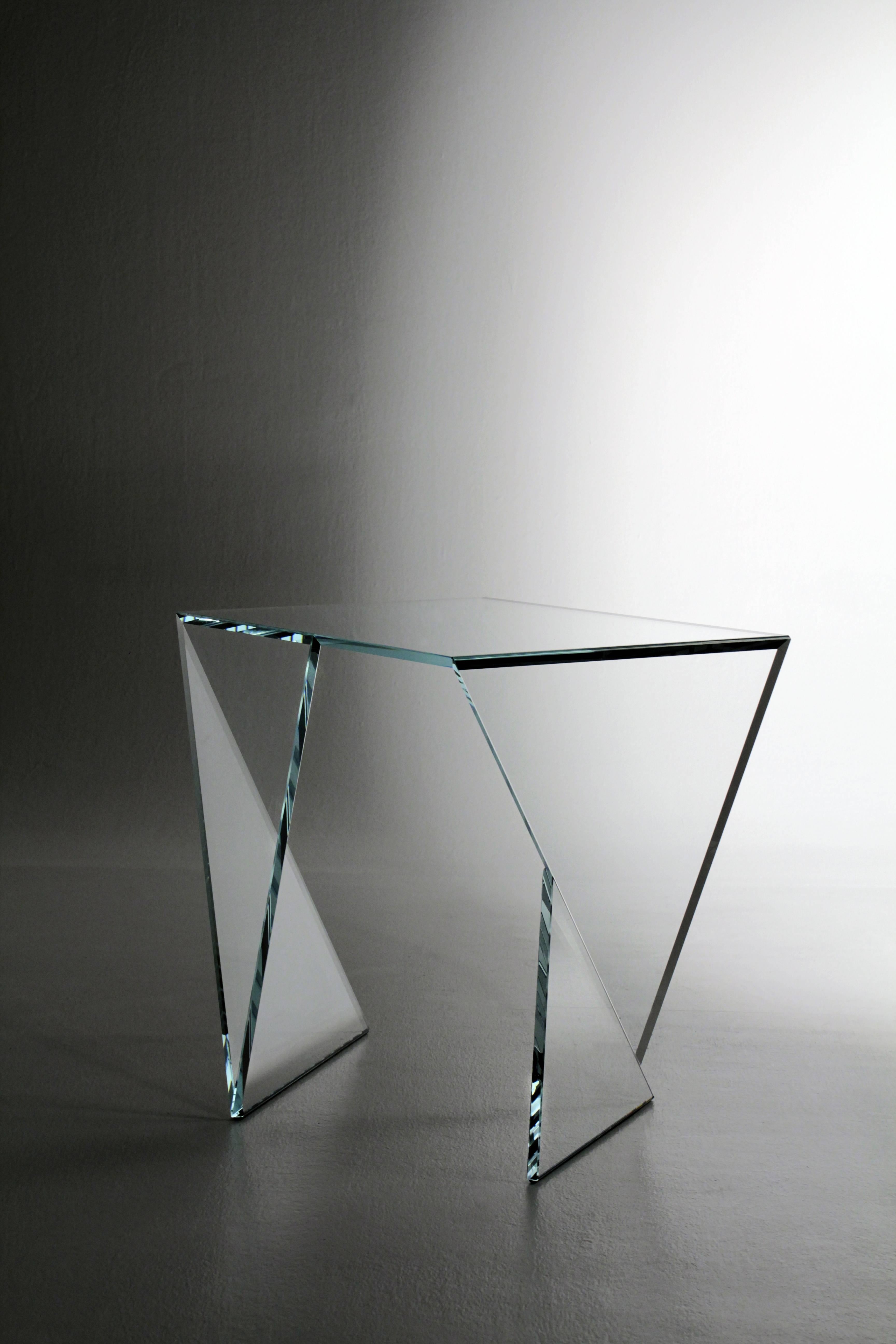 Beistelltisch aus Glas und Kristall in geometrischer Form mit Sammlerdesign, handgefertigt, Italien (21. Jahrhundert und zeitgenössisch) im Angebot