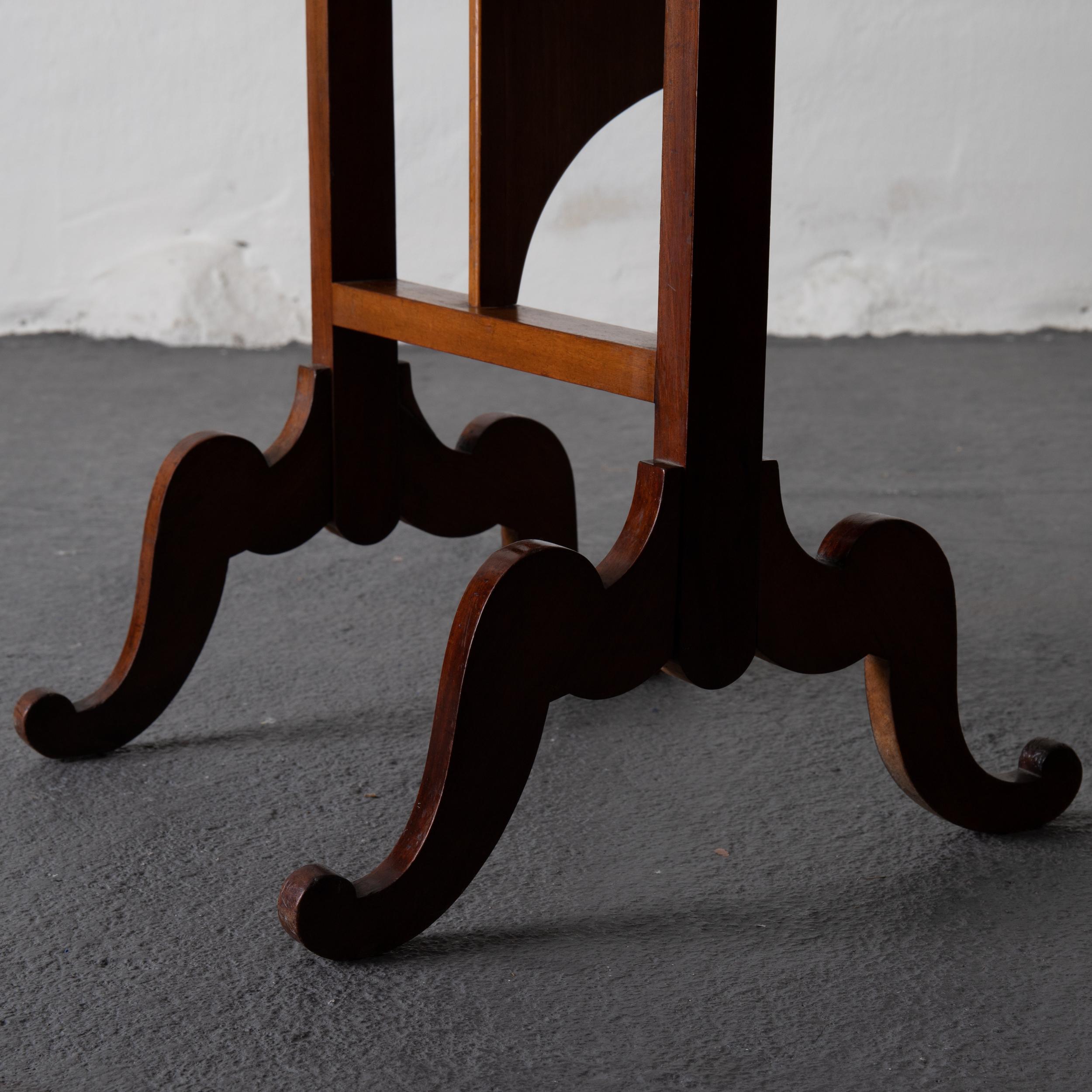 Side Table English 19th Century Light Mahogany, England In Good Condition In New York, NY
