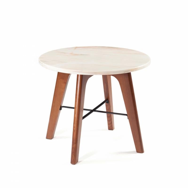 Elegant geformter Sockel aus Massivholz, ergänzt durch eine lackierte Metallstruktur, erhält eine Tischplatte aus lackiertem MDF. Die Materialkombination dieses Tisches macht diesen Beistelltisch zu einem lustigen und funktionalen Stück. Auf