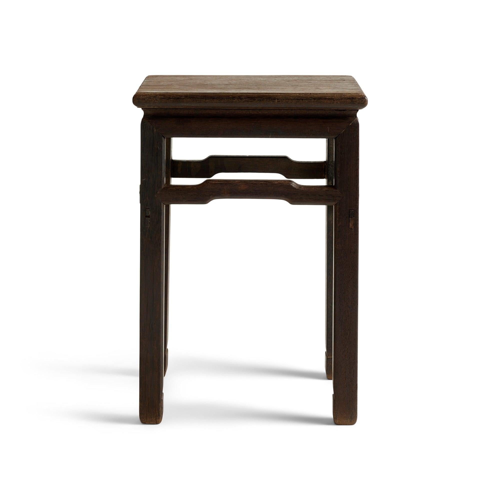 Cette petite table d'appoint polyvalente en bois dur reflète le design chinois traditionnel.