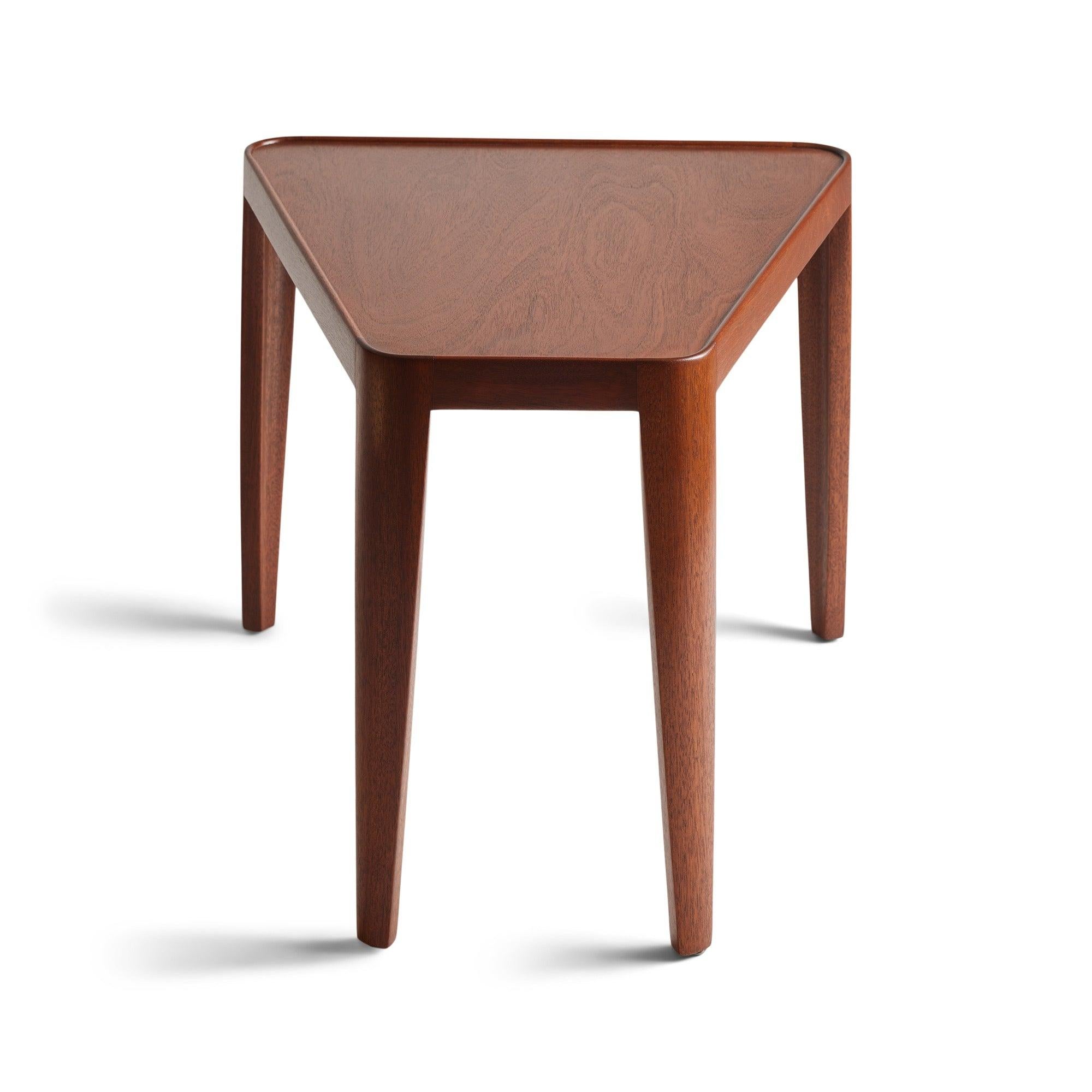 Table d'appoint à plateau trapézoïdal en acajou dans sa finition d'origine.