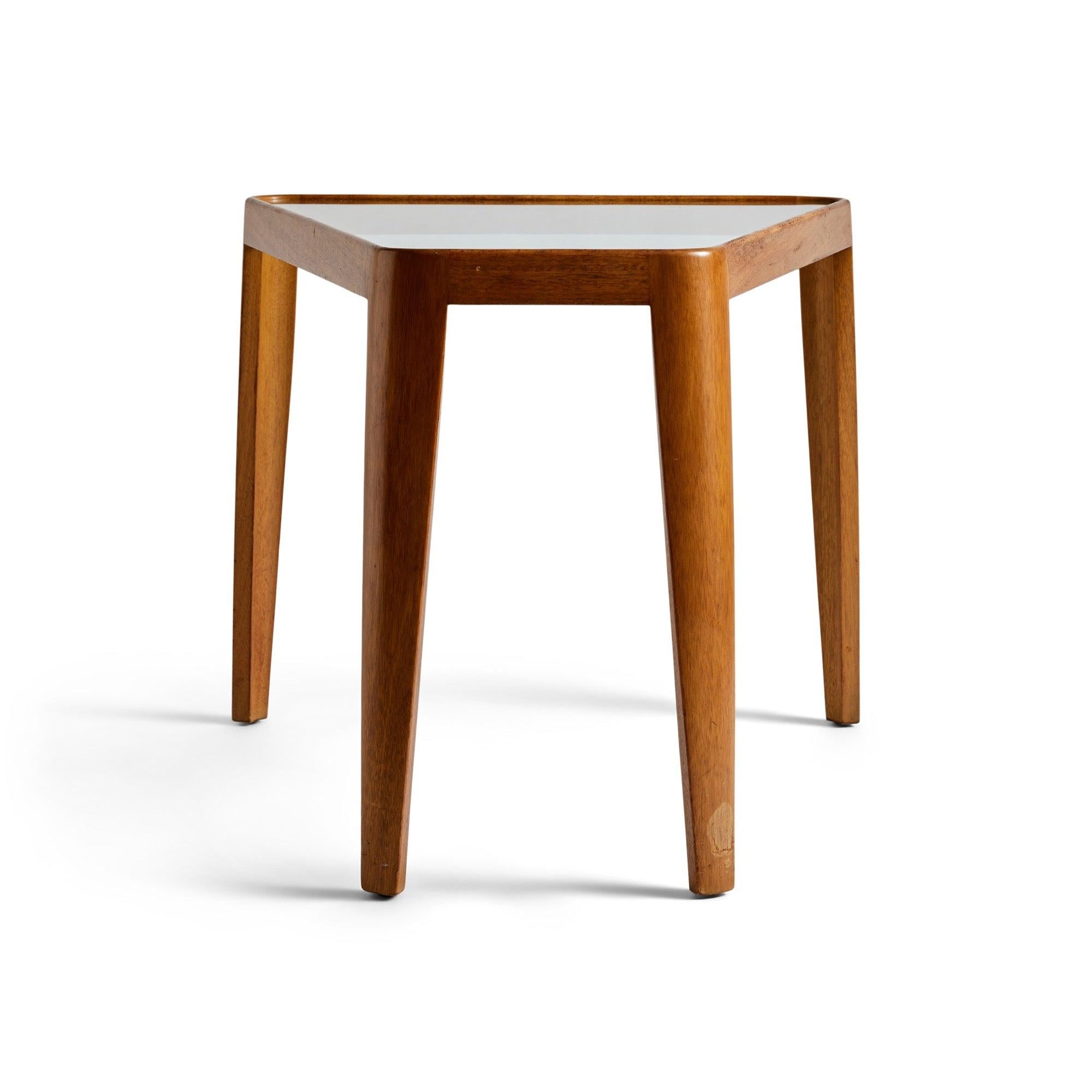 Table d'appoint à plateau de verre trapézoïdal dans sa finition d'origine.
