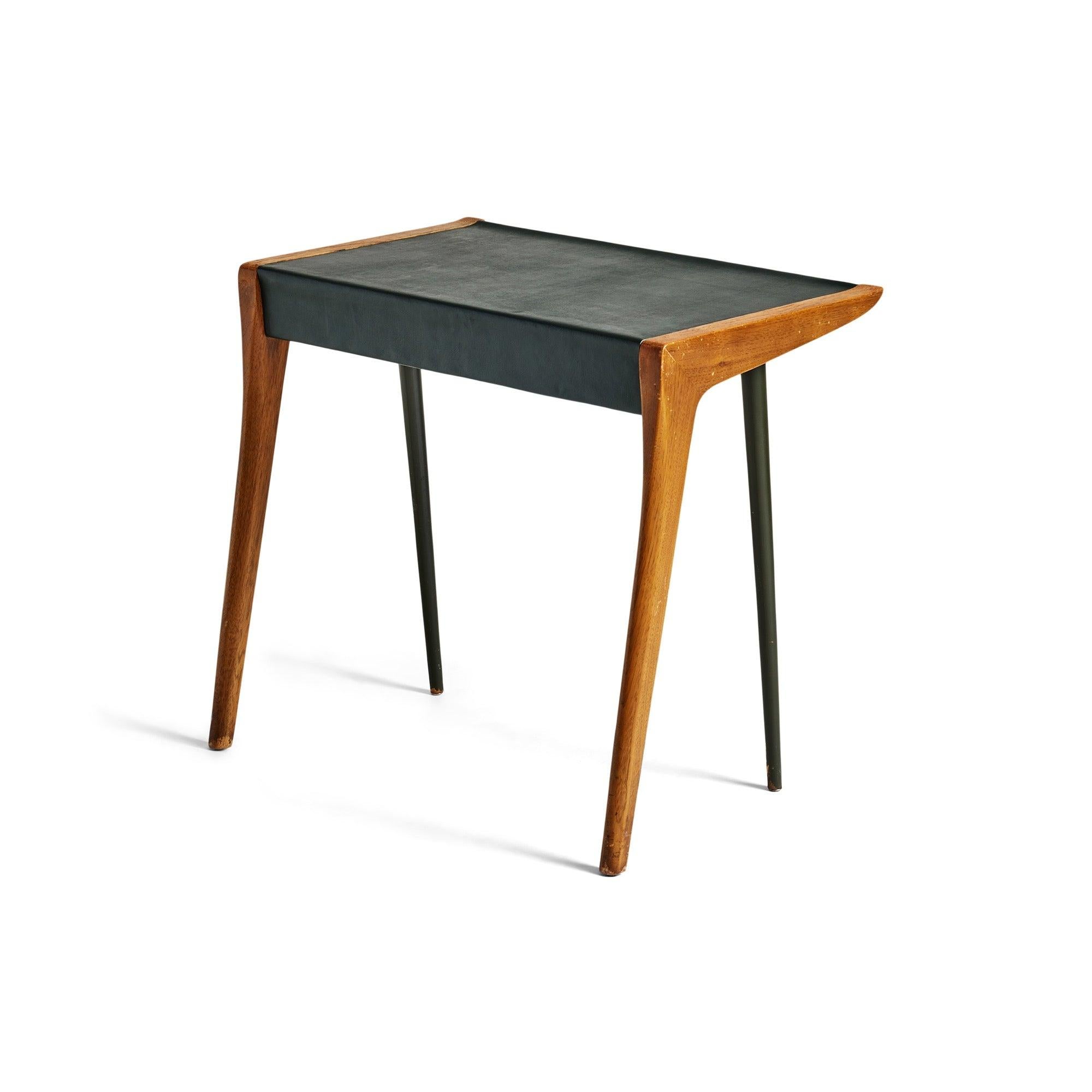 Table d'appoint de John Van Koert pour Drexel avec plateau en Naugahyde vert foncé et pieds en acajou.