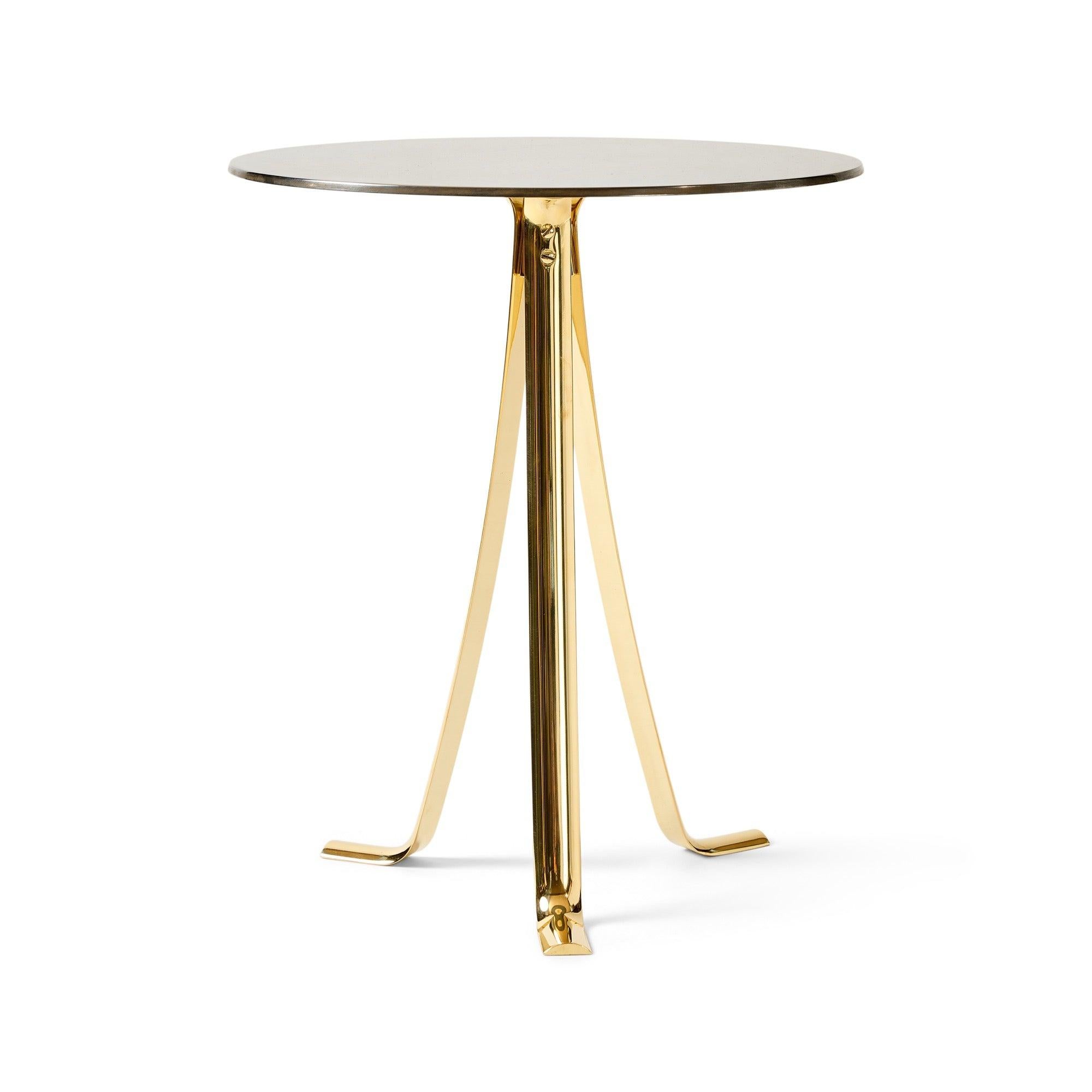 Table d'appoint originale en bronze poli, à trois pieds évasés et légèrement renversés.
