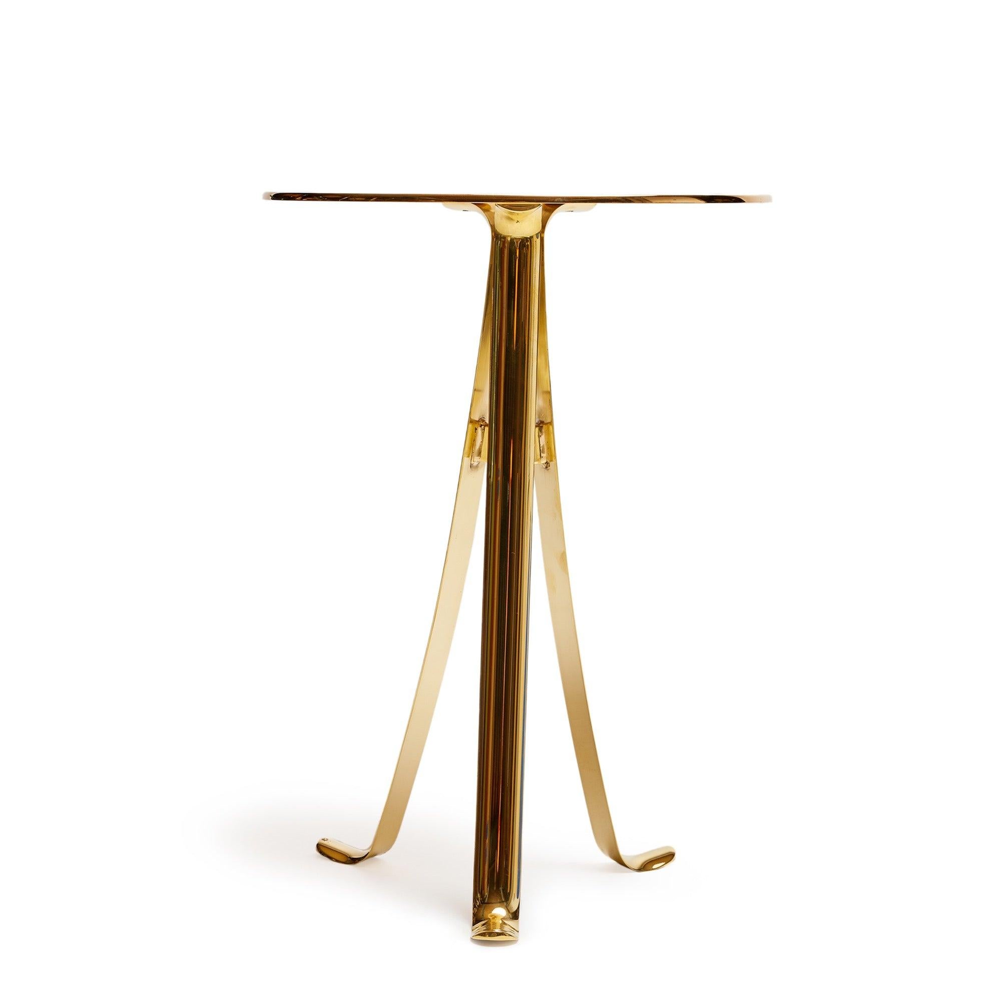 Table d'appoint originale en bronze poli avec trois pieds évasés, un support et des pieds légèrement retournés.