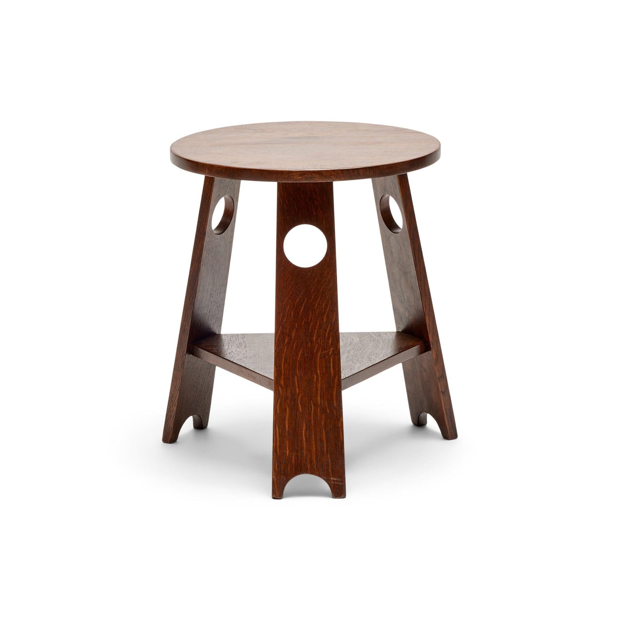 Tabouret bas ou petite table à trois pieds, magnifiquement restauré, avec des découpes circulaires.