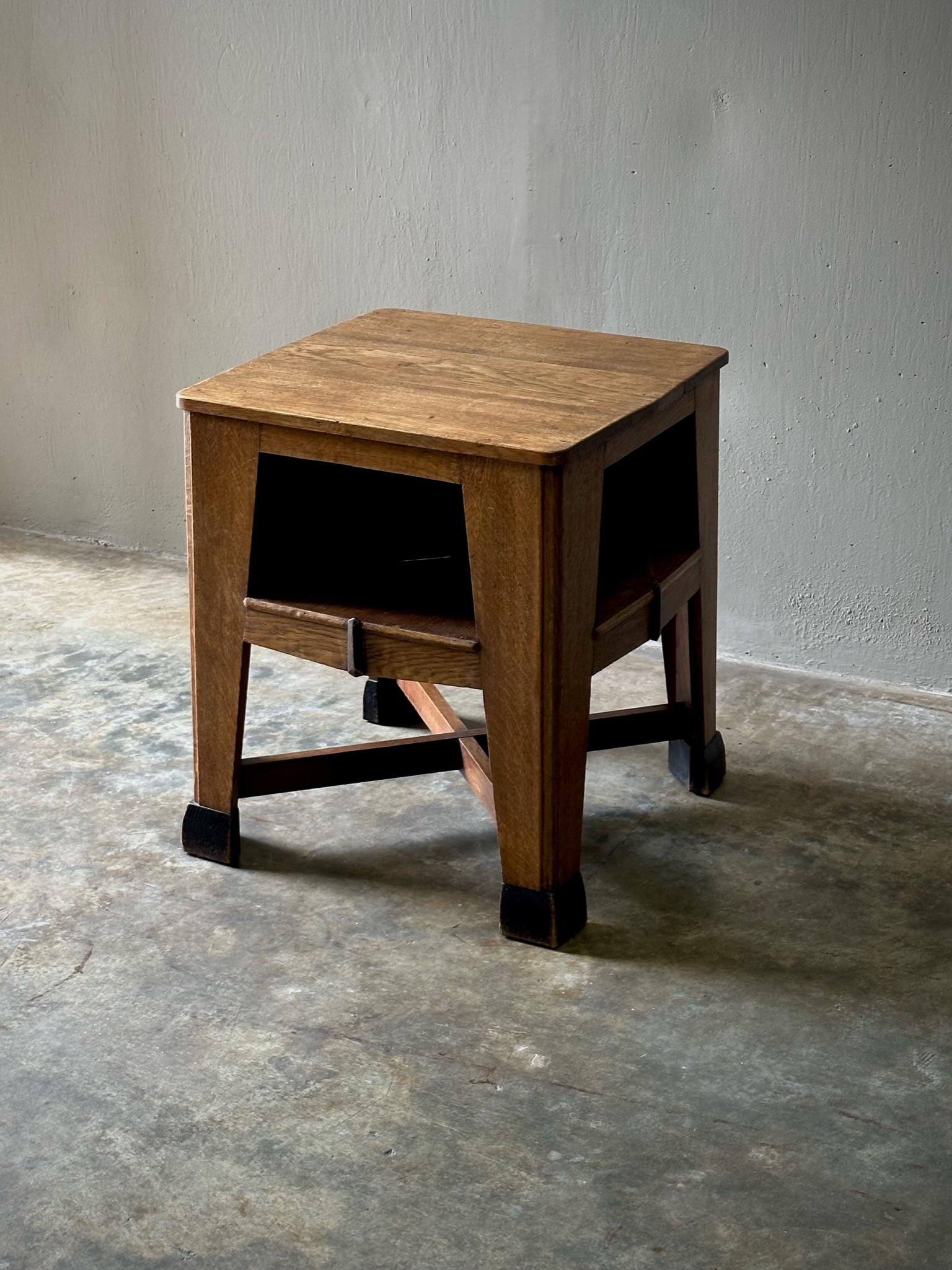 Side Table In Good Condition In Los Angeles, CA