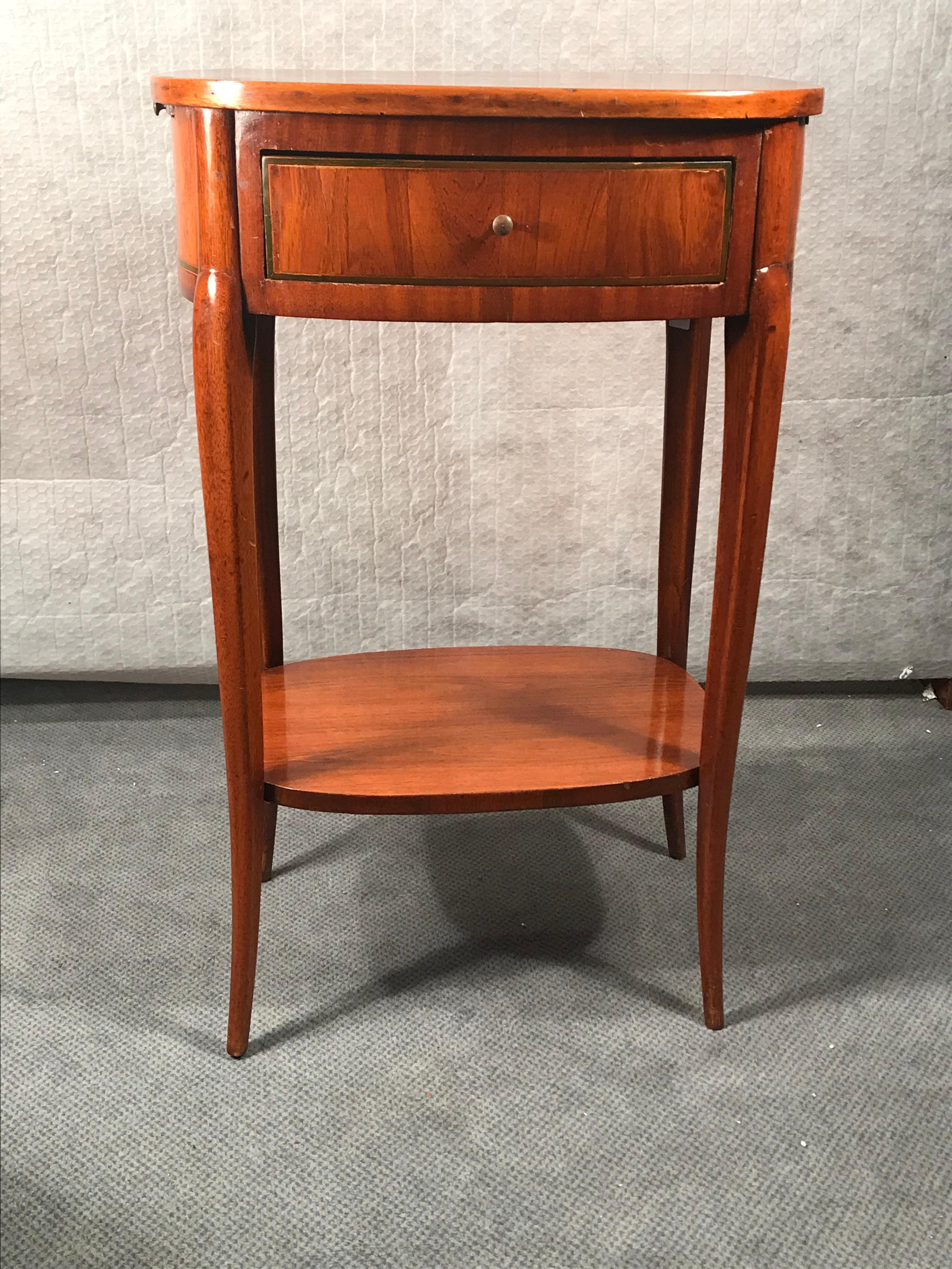 Side table, French Restauration style (Charles X) 1820, mahogany veneer with satinwood flower marquetry on the top. In very good, refinished condition.