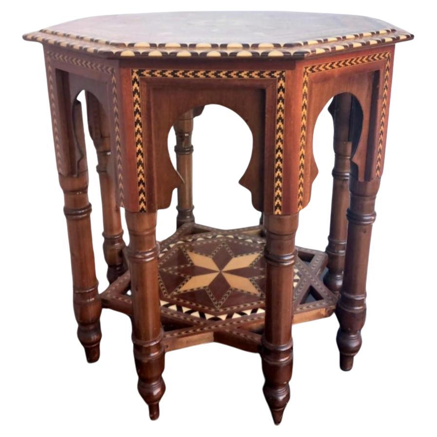 Table d'appoint de forme hexagonale en TARACEA du milieu du 20ème siècle
Grenade, où l'influence mauresque est très présente.
La Taracea est à Grenade, tout comme l'Alhambra.
Grenade conserve très bien ses coutumes, qu'il s'agisse des céramiques de