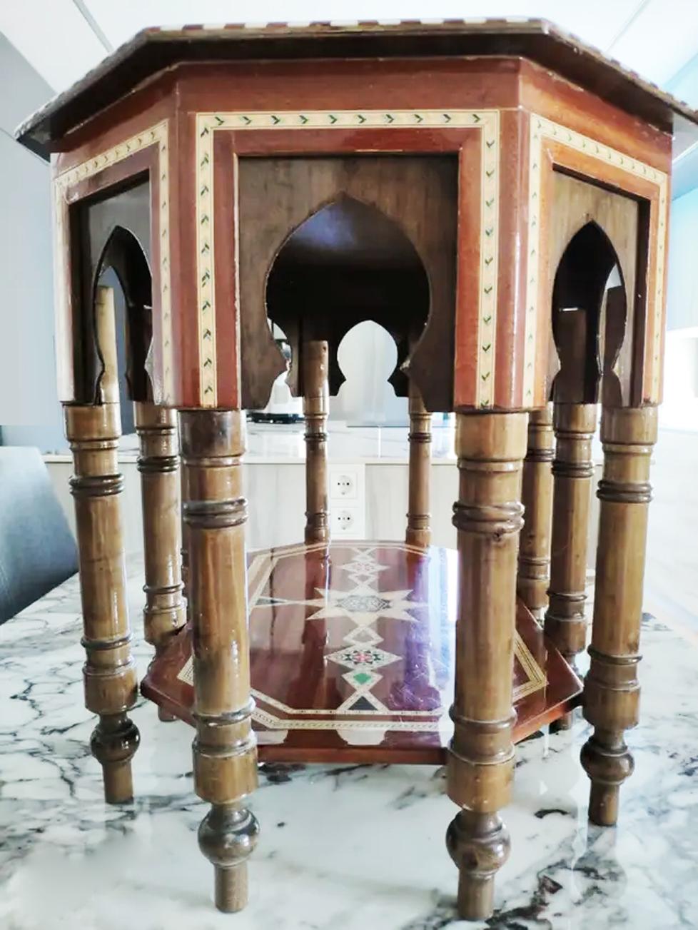 Table with very decorative Moorish inlays from the 20th century in a hexagonal shape
This leads to an arched frieze of temple design. The turned legs rest on a star embedded in the base.

This table is in good condition, central star at the base,