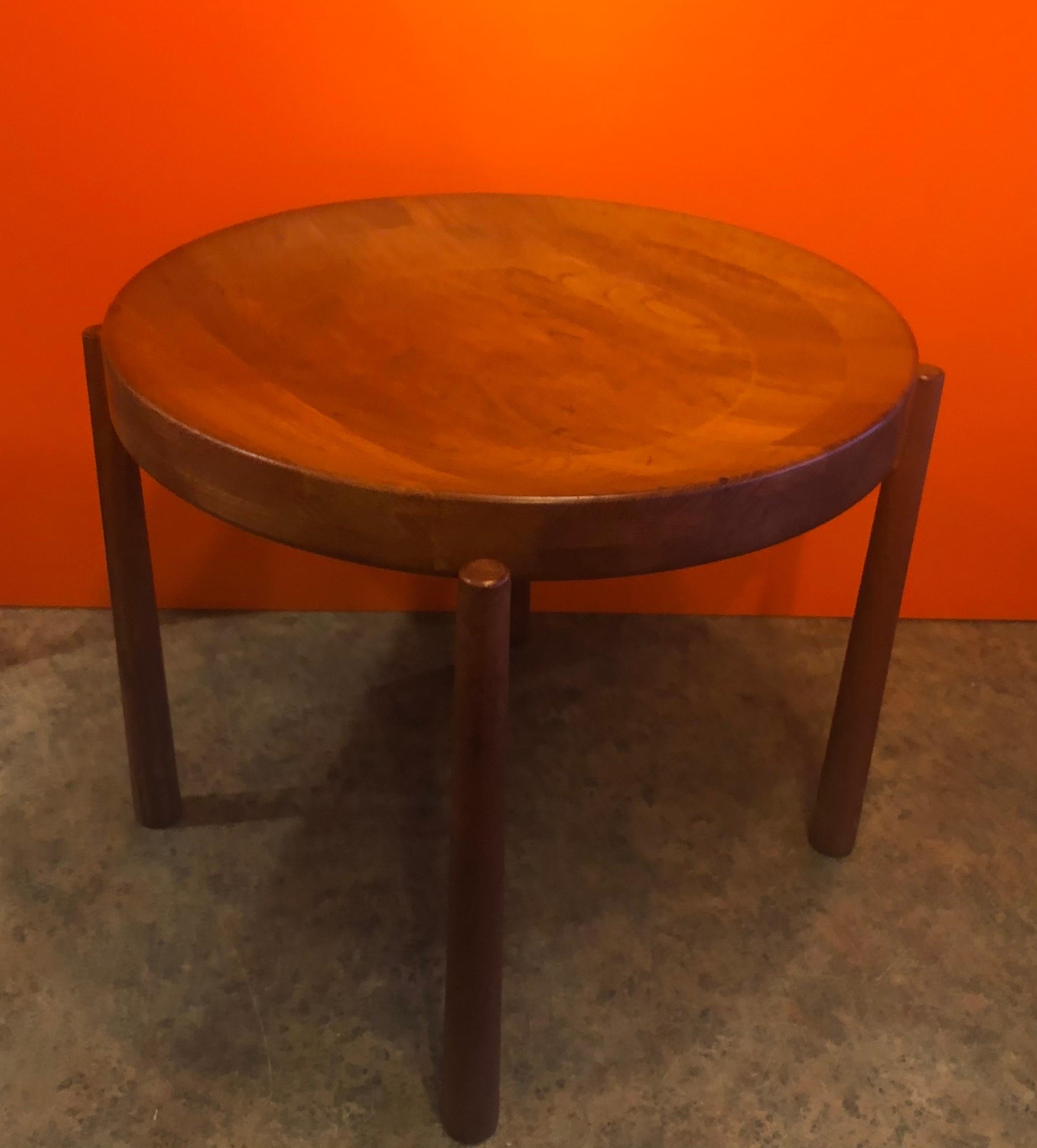 Beistelltisch / Obstschale von Jens Harald Quistgaard dor DUX aus Schweden, ca. 1960er Jahre. Der Tisch hat eine abnehmbare gewölbte Platte, die als Versuch verwendet werden kann, und ist in sehr gutem Vintage-Zustand. Der Tisch misst 19,5