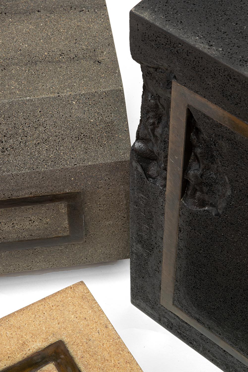 Américain Table d'appoint géométrique et moderne fabriquée à la main à partir de résine graphite incrustée d'acier en vente