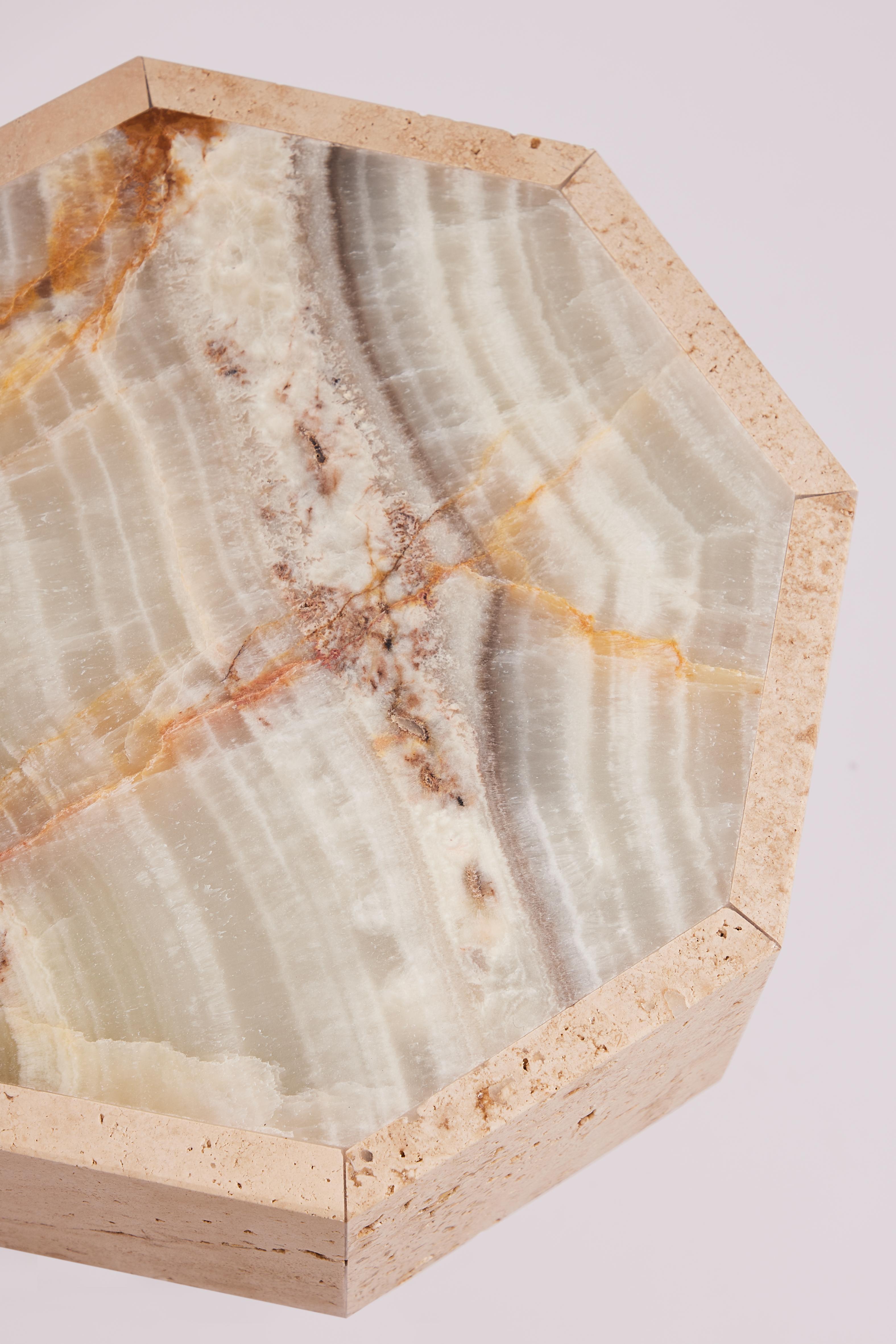 Der Beistelltisch Gisèle aus Onyx und Travertin besteht aus zwei Arten von Natursteinen, die für ihre einzigartige Schönheit und Langlebigkeit bekannt sind.

Der Beistelltisch Gisèle verkörpert die Verbindung von natürlicher Eleganz und innovativem