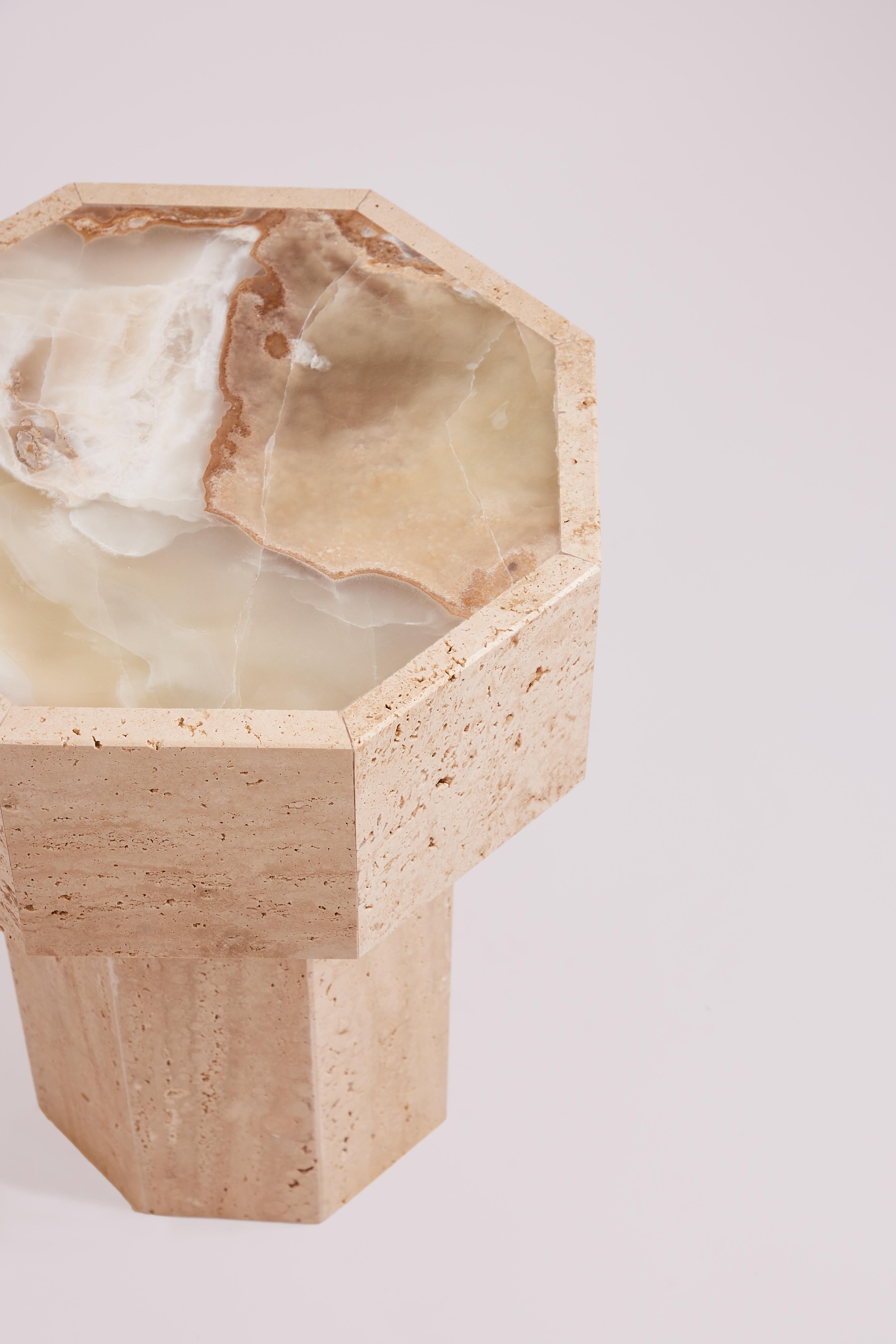 La table d'appoint Gisèle, en onyx et travertin, met en scène deux types de pierres naturelles réputées pour leur beauté unique et leurs propriétés durables.

La table d'appoint Gisèle incarne la combinaison d'une élégance naturelle et d'un design