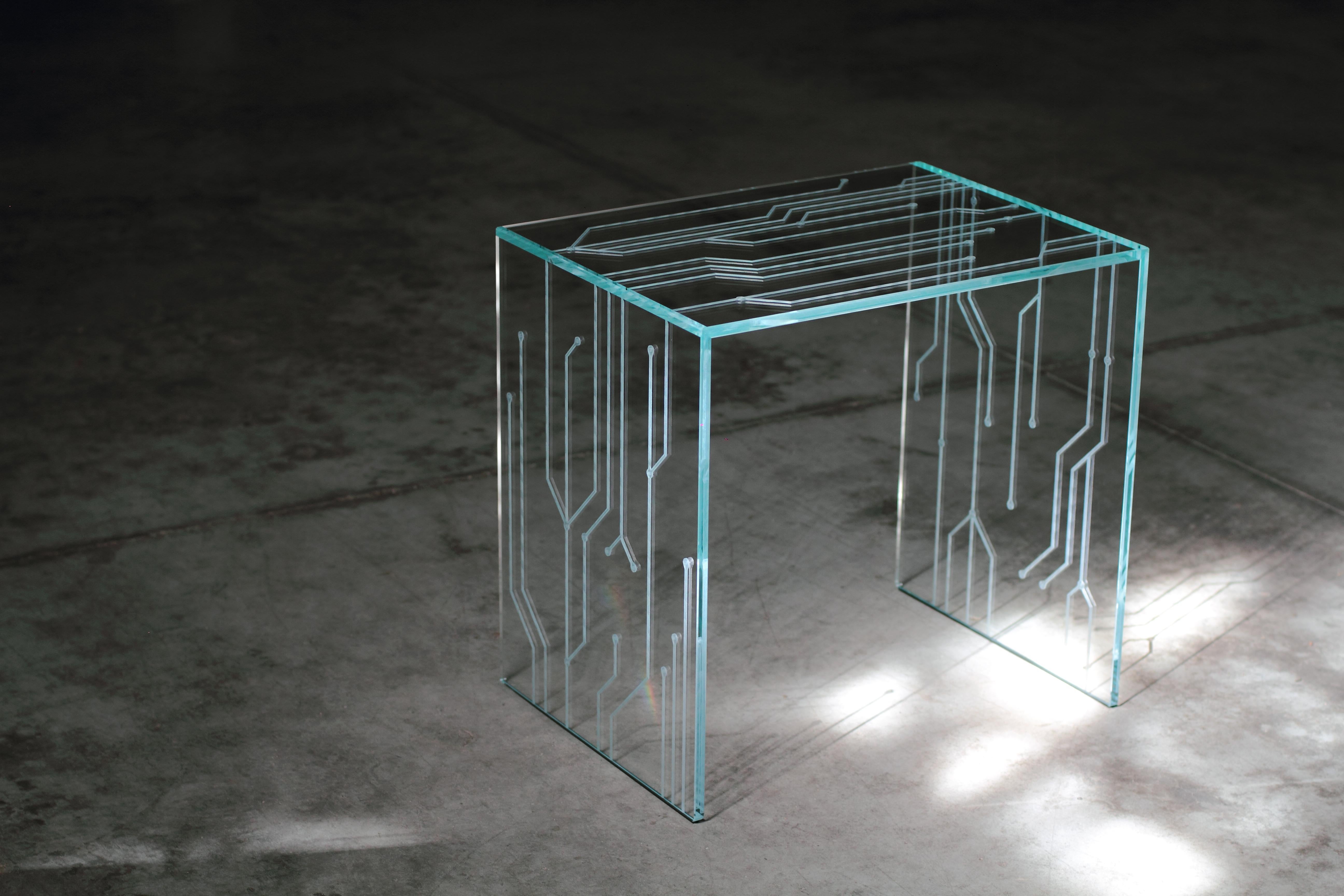 Table d'appoint en verre, gravures spéciales au laser, design de collection Italie en vente 3