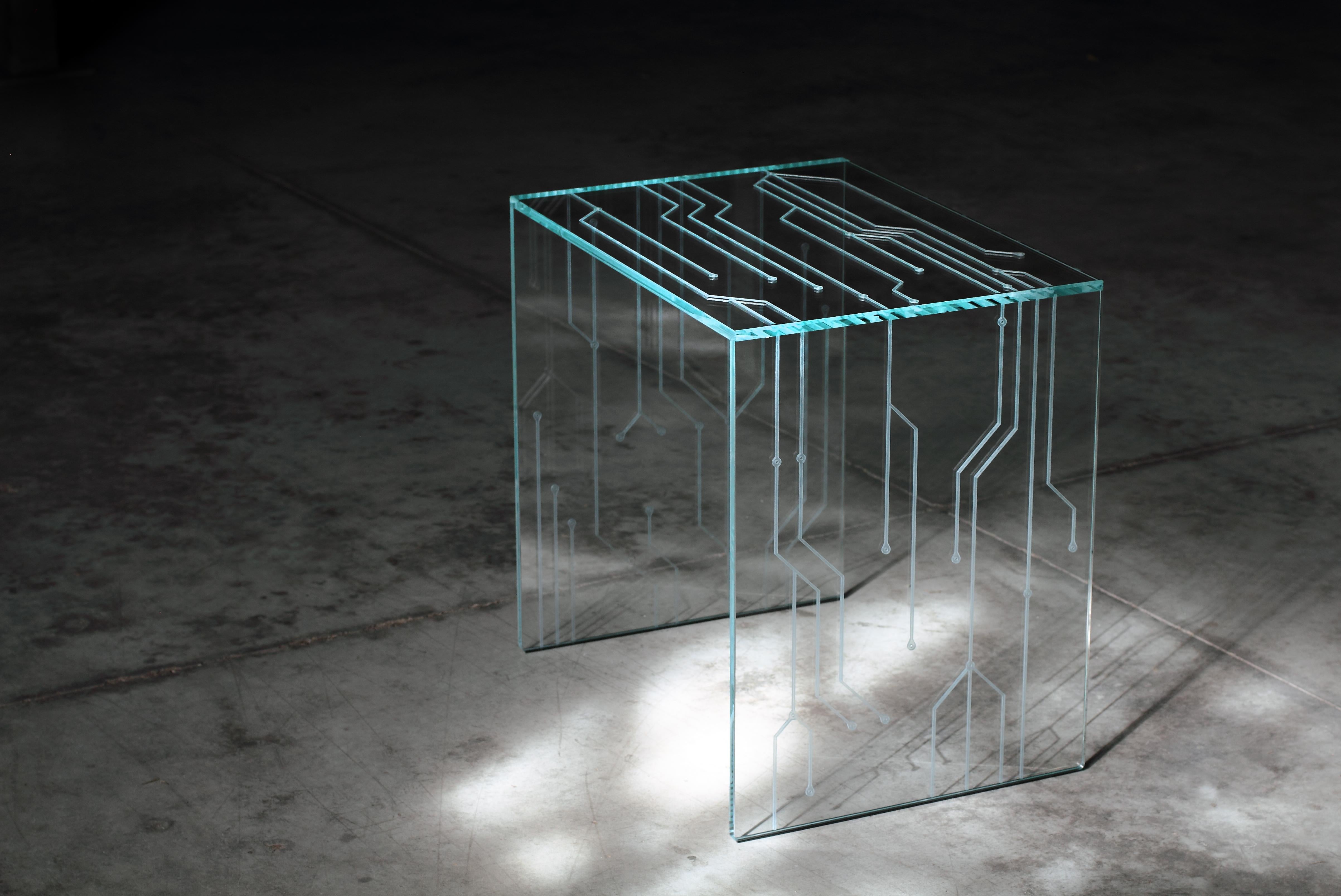 Gravé Table d'appoint en verre, gravures spéciales au laser, design de collection Italie en vente