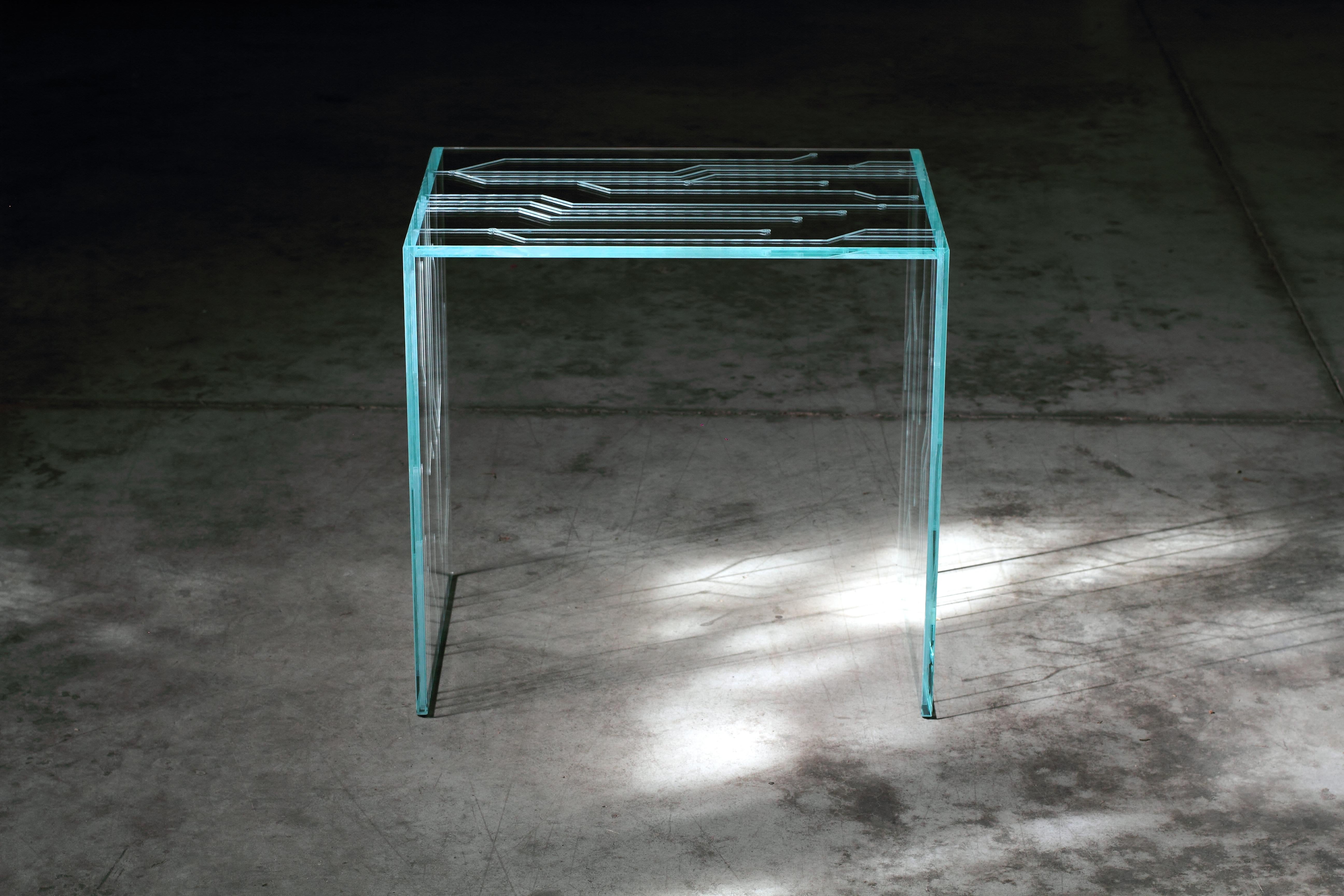 XXIe siècle et contemporain Table d'appoint en verre, gravures spéciales au laser, design de collection Italie en vente