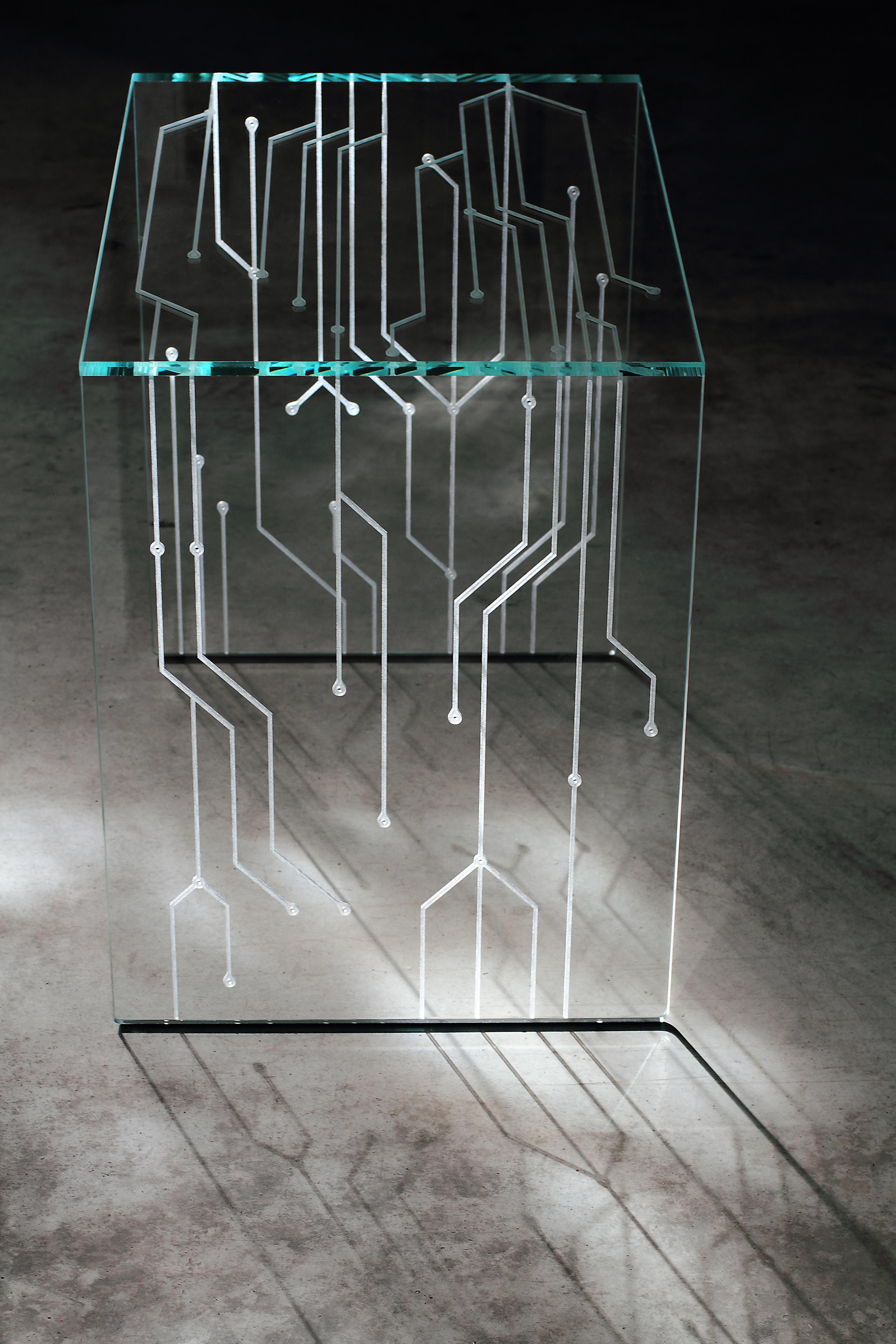 Cristal Table d'appoint en verre, gravures spéciales au laser, design de collection Italie en vente