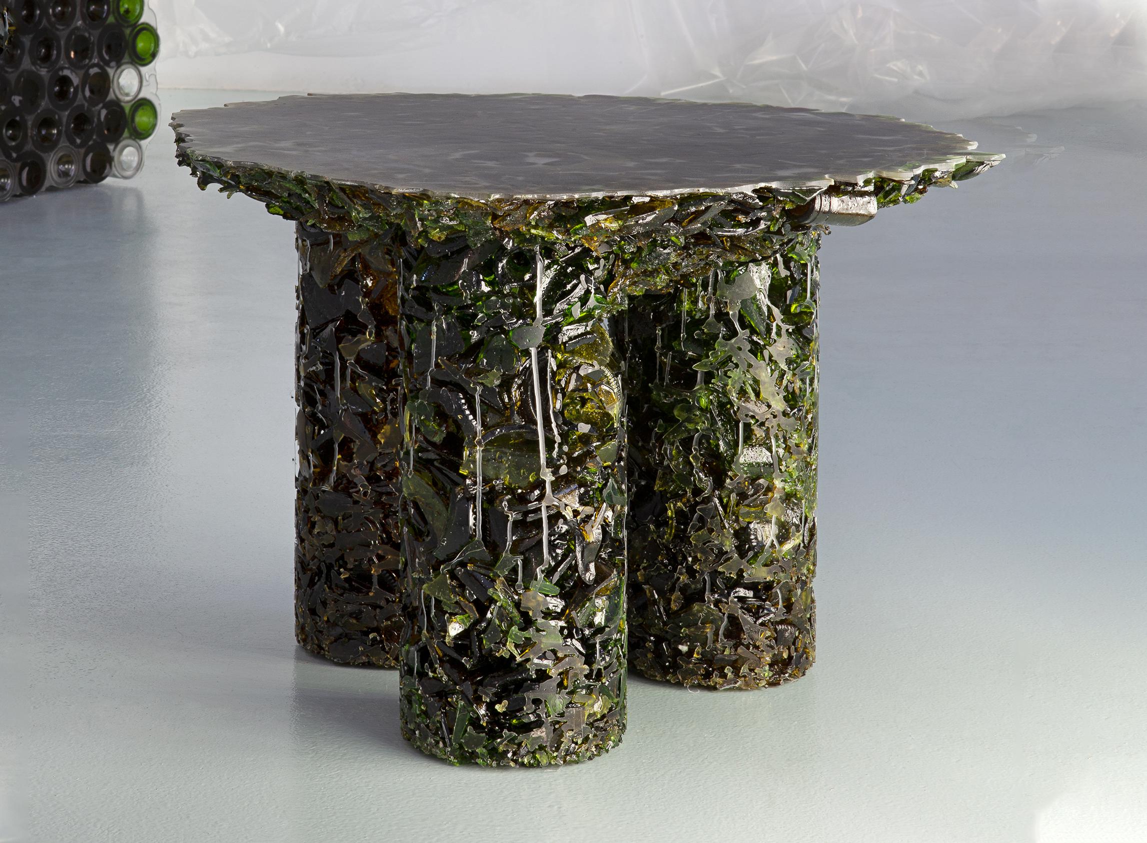 Table d'appoint verte unique de collection et fabriquée à la main avec du verre de bouteille de vin pilé en vente 2