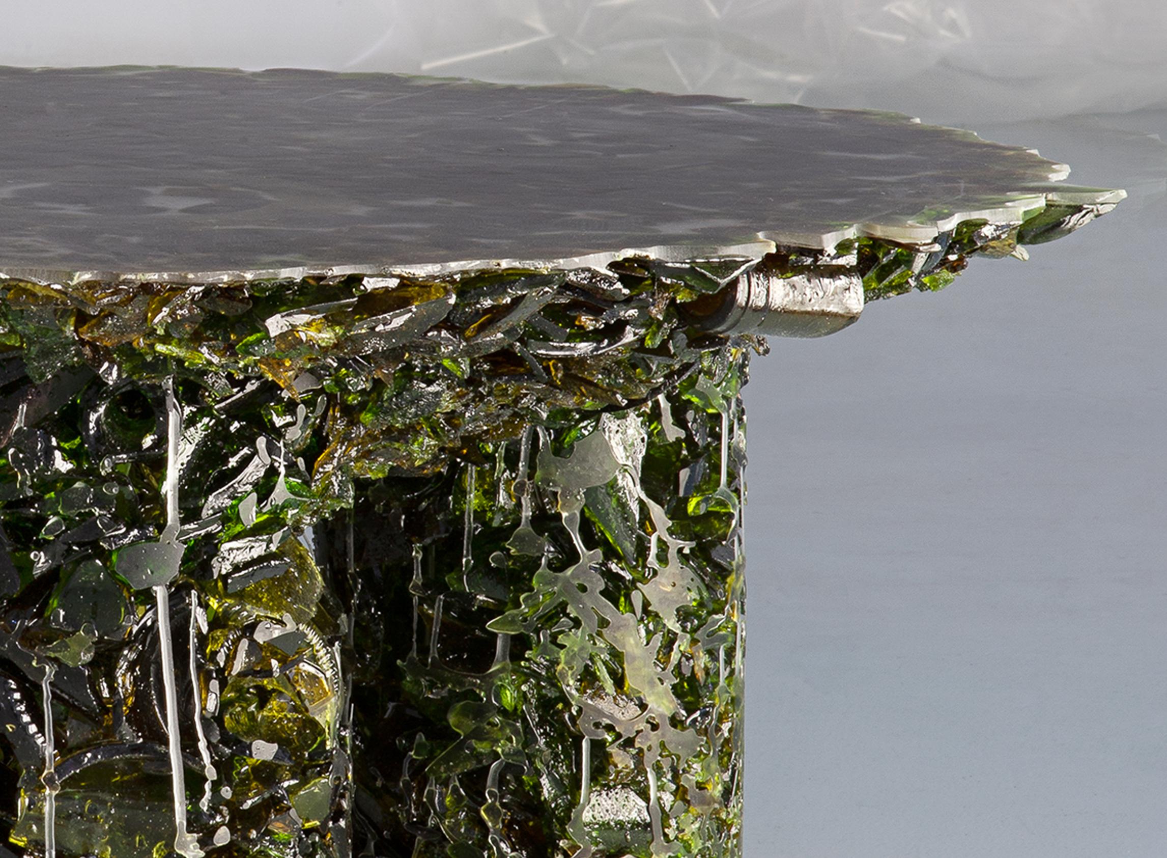 Table d'appoint verte unique de collection et fabriquée à la main avec du verre de bouteille de vin pilé en vente 3