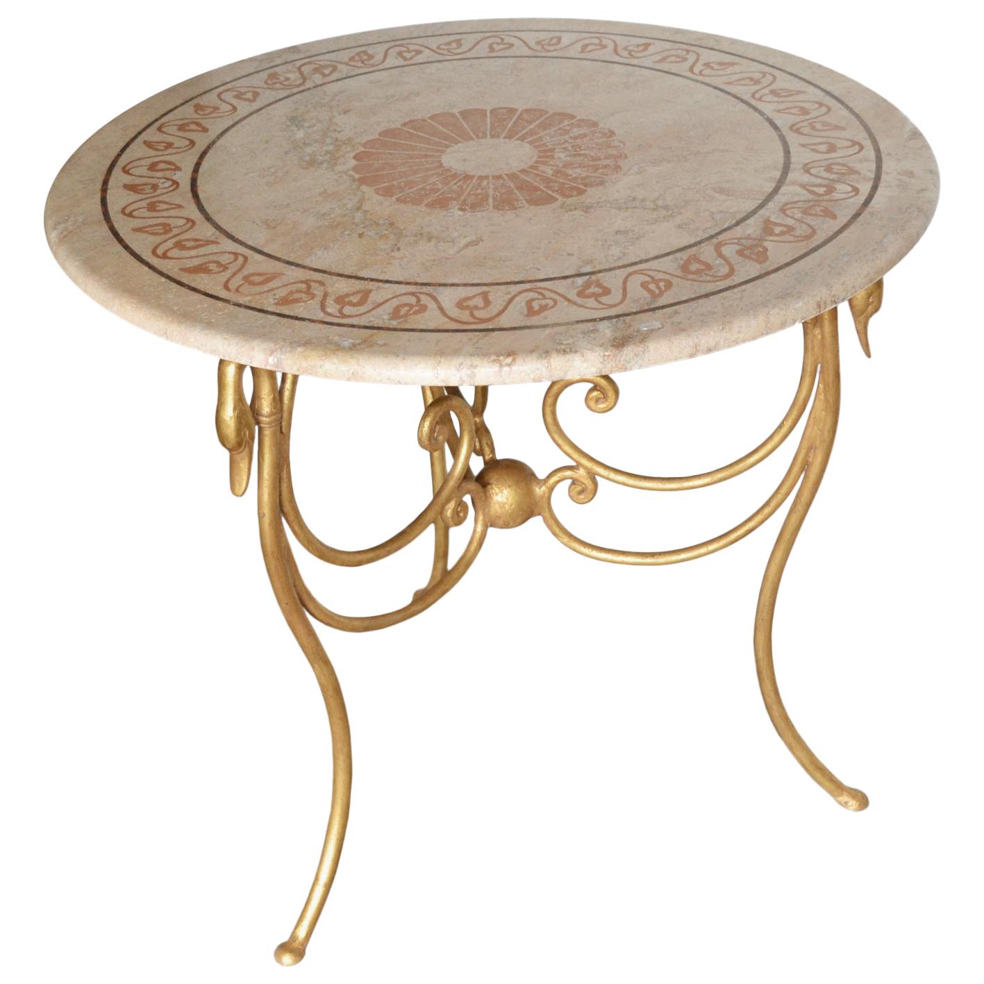 Table d'appoint ronde à plateau en travertin et base en fer doré, fabriquée à la main en Italie, disponible