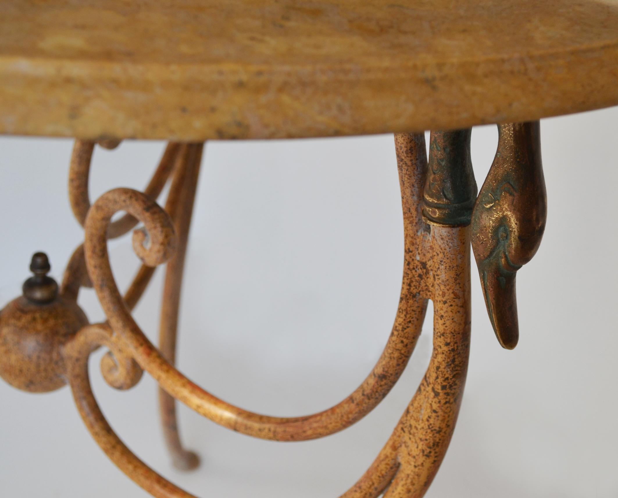 Néo-classique Table d'appoint en fer forgé et plateau en marbre jaune, fabriquée à la main en Italie par Cupioli en vente