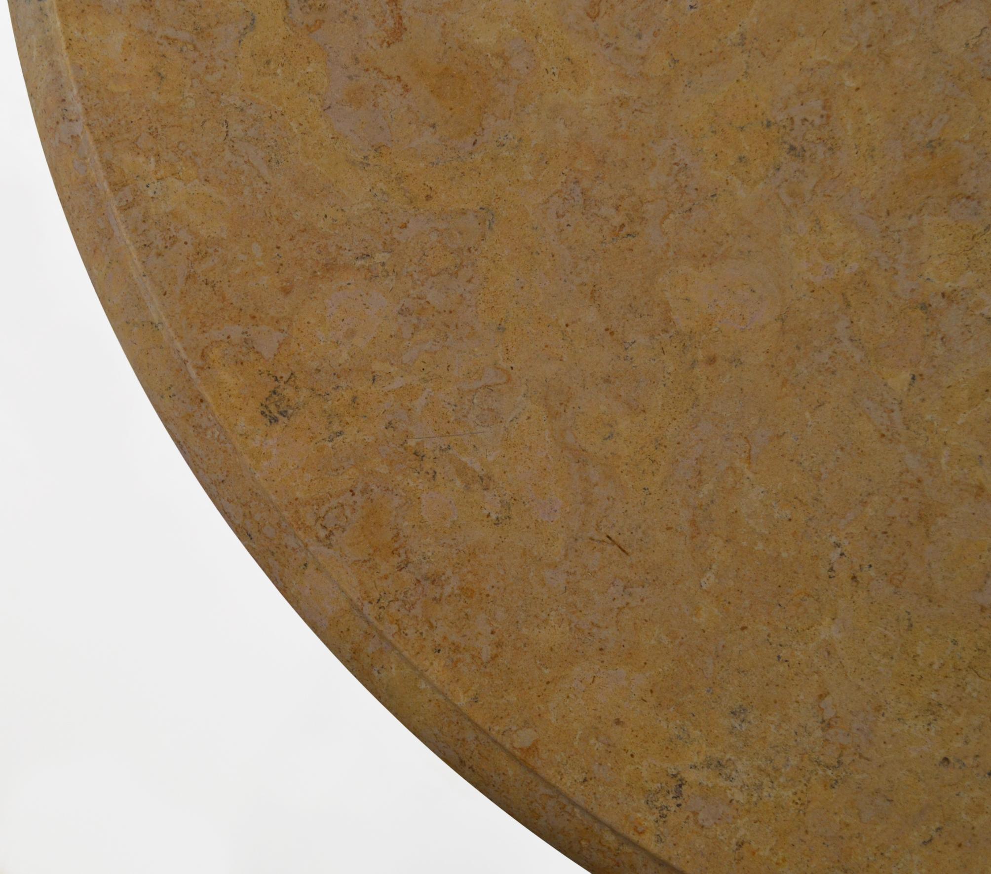 Runde Beistelltisch Gelb Marmor-Top Schmiedeeisen Basis Rusty Farbe Finish handgefertigt (Europäisch) im Angebot