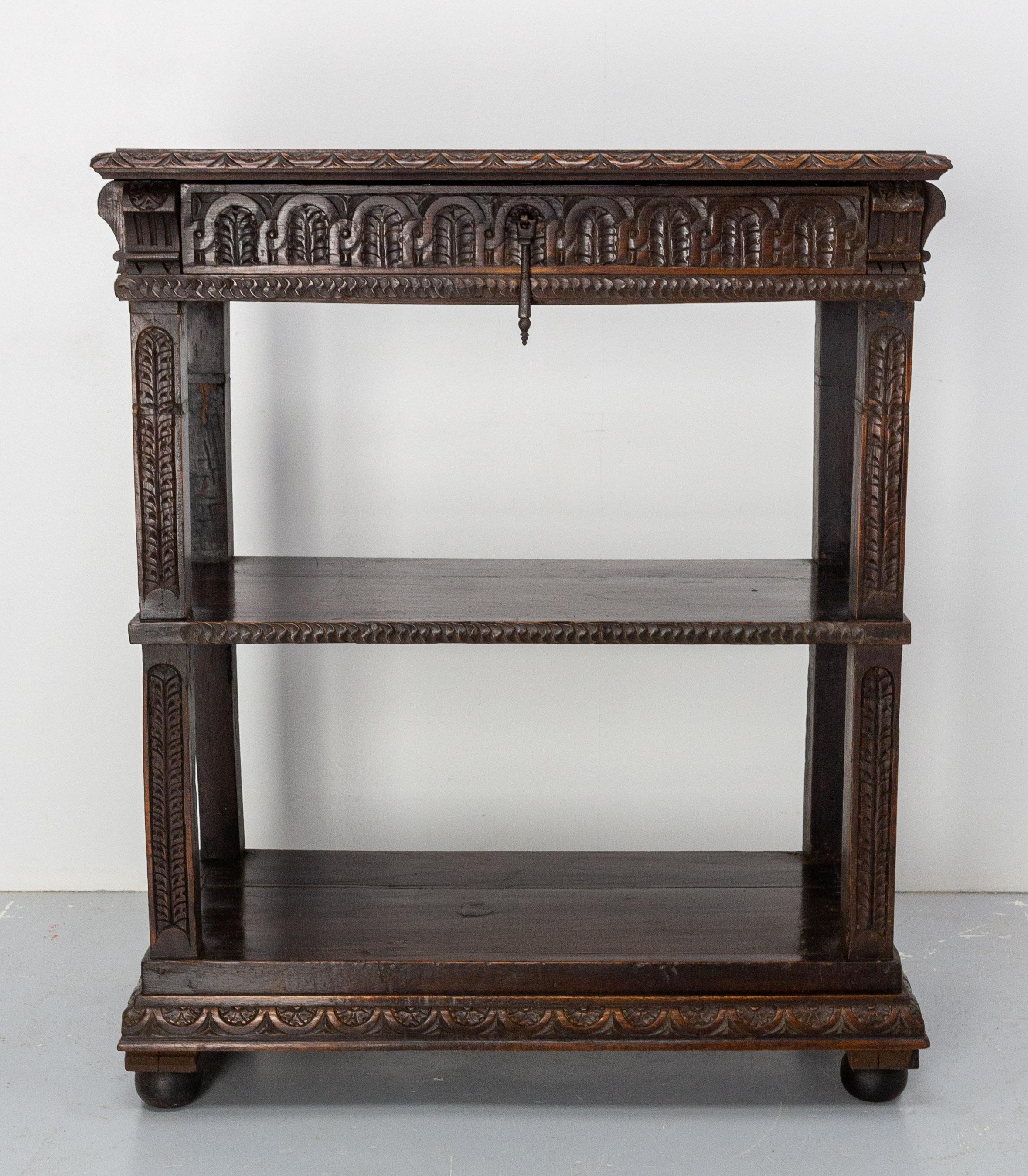 Spanish hall side or console table.
Handsome and practical.
Spanish Colonial revival, circa 1890
Twisted carved legs.
Good condition.

Shipping: 
L81 P41 H96 21 Kg.