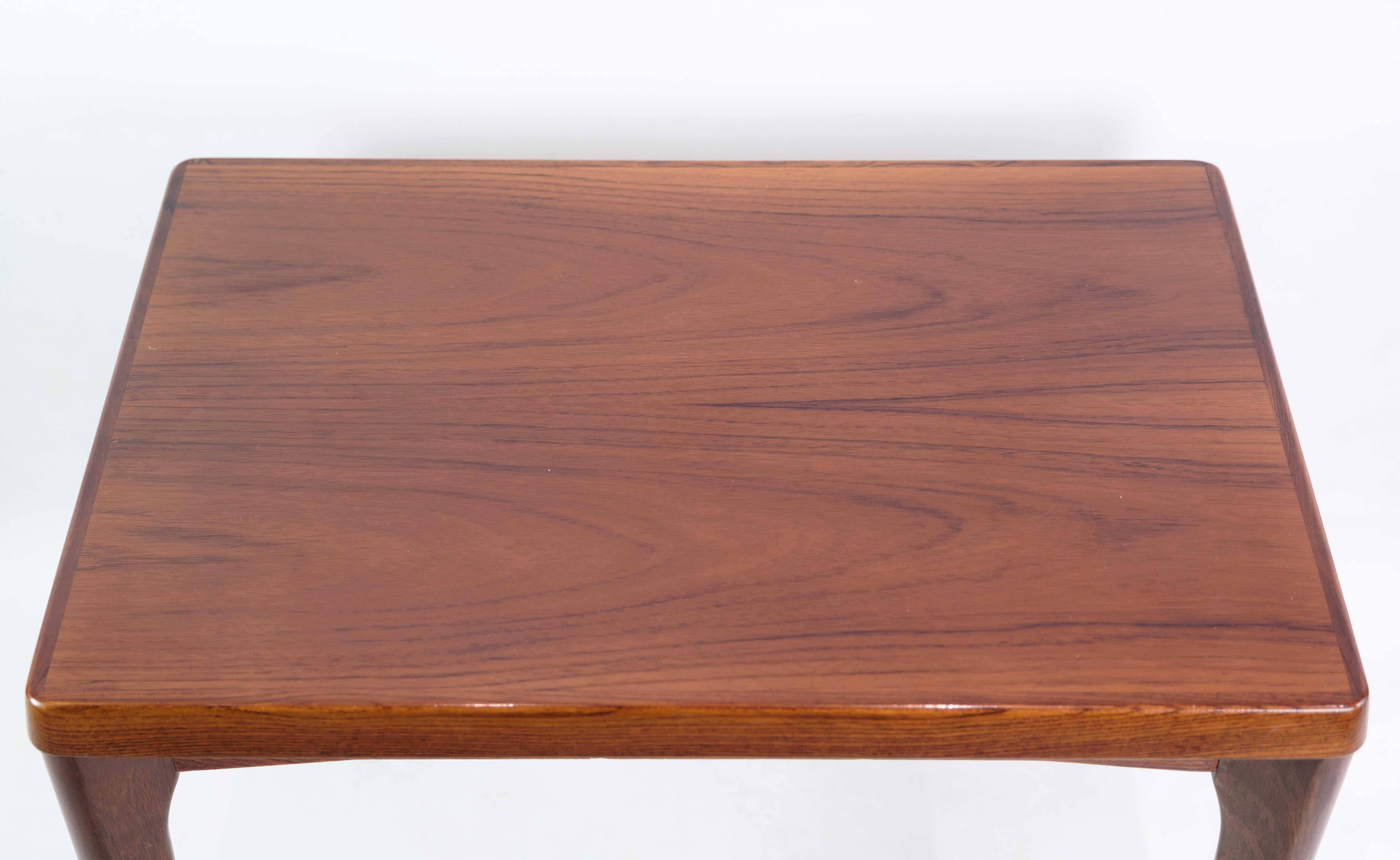 Table d'appoint en bois de rose, conçue par Henning Kjærnulf pour Vejle chairs & møbelfabrik A / S aux alentours des années 1960.

Ce produit sera inspecté minutieusement dans notre atelier professionnel par nos employés qualifiés, qui assurent la