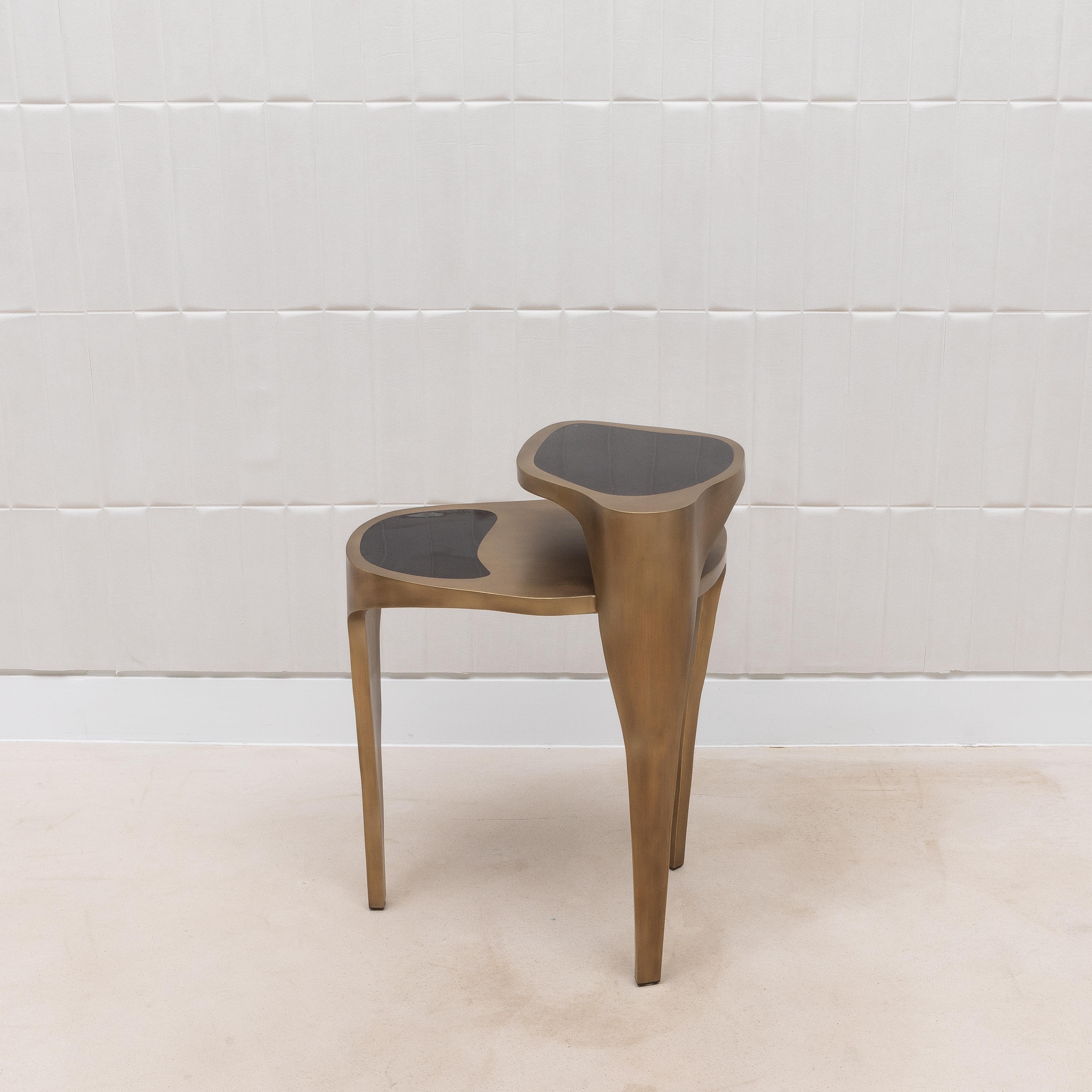 Der Ginko Beistelltisch von R&Y Augousti ist eine meisterhafte Mischung aus organischer Form und luxuriöser Handwerkskunst und verkörpert die charakteristische Eleganz der Marke. Die skulpturale Silhouette, die an natürliche Ginkgoblätter erinnert,