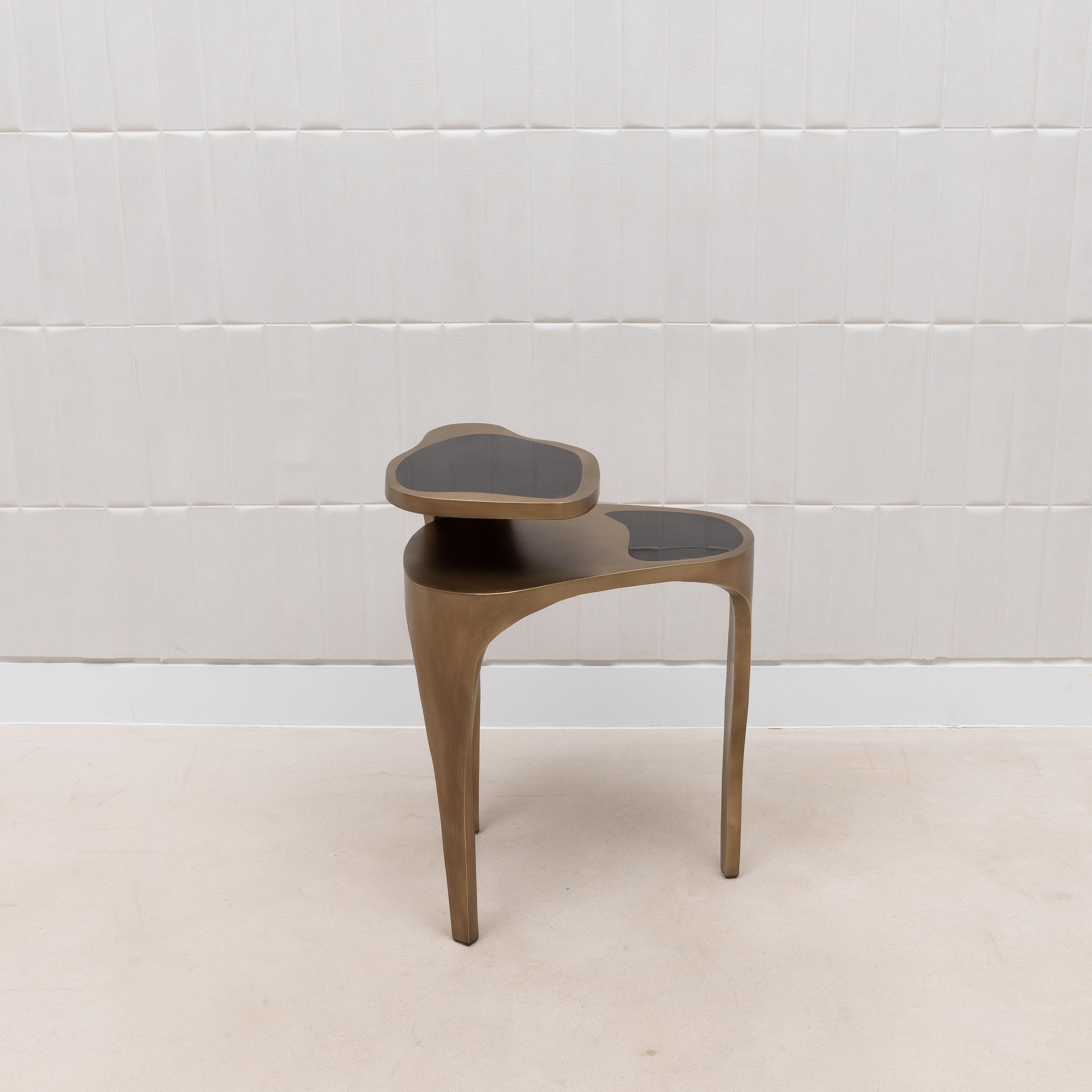 Beistelltisch in schwarzer Stiftschale mit Bronze-Patina aus Messing von R&Y Augousti im Zustand „Neu“ im Angebot in West Hollywood, CA