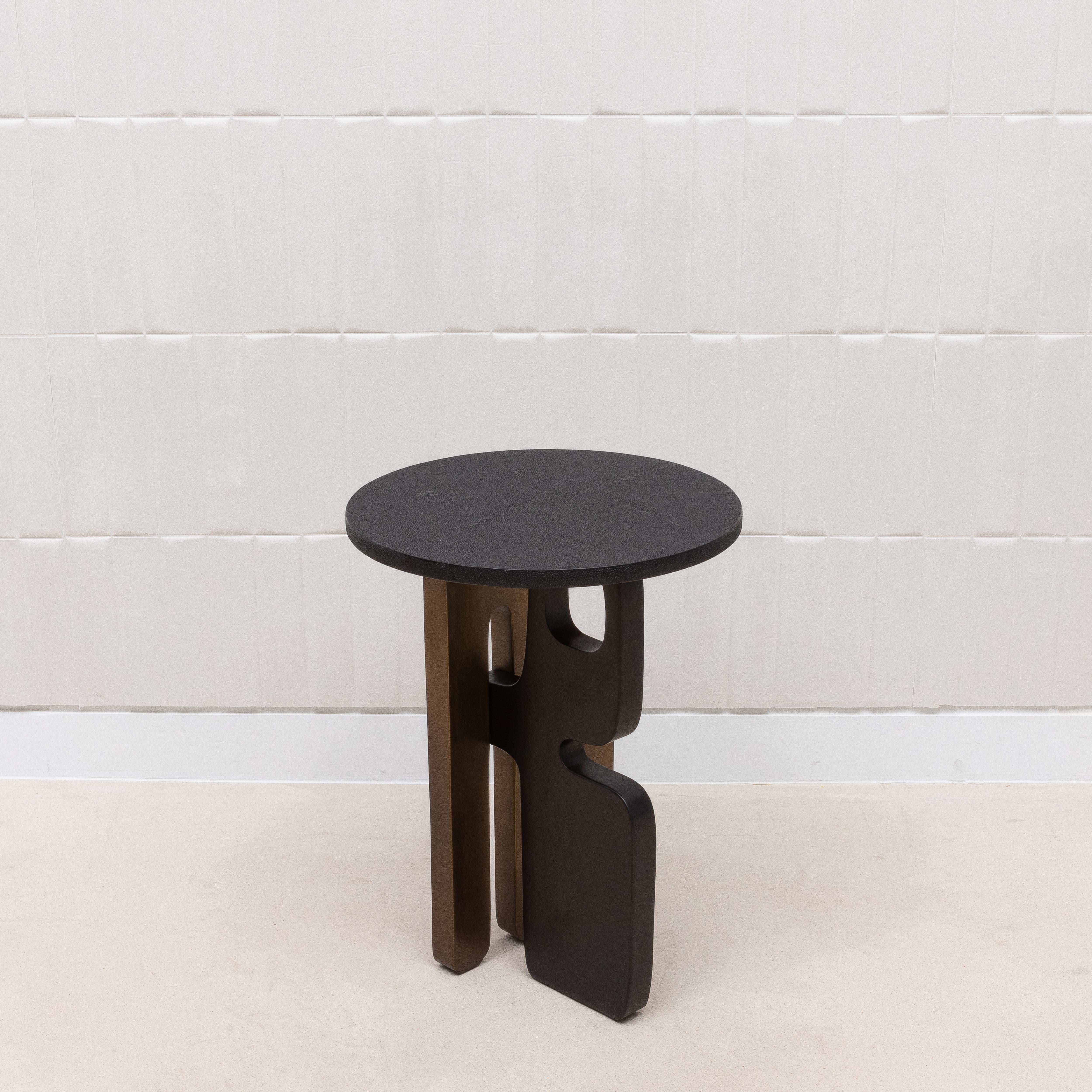 Beistelltisch aus schwarzem Chagrin mit bronzefarbener Patina und schwarzem Messing von Kifu Paris (Art déco) im Angebot