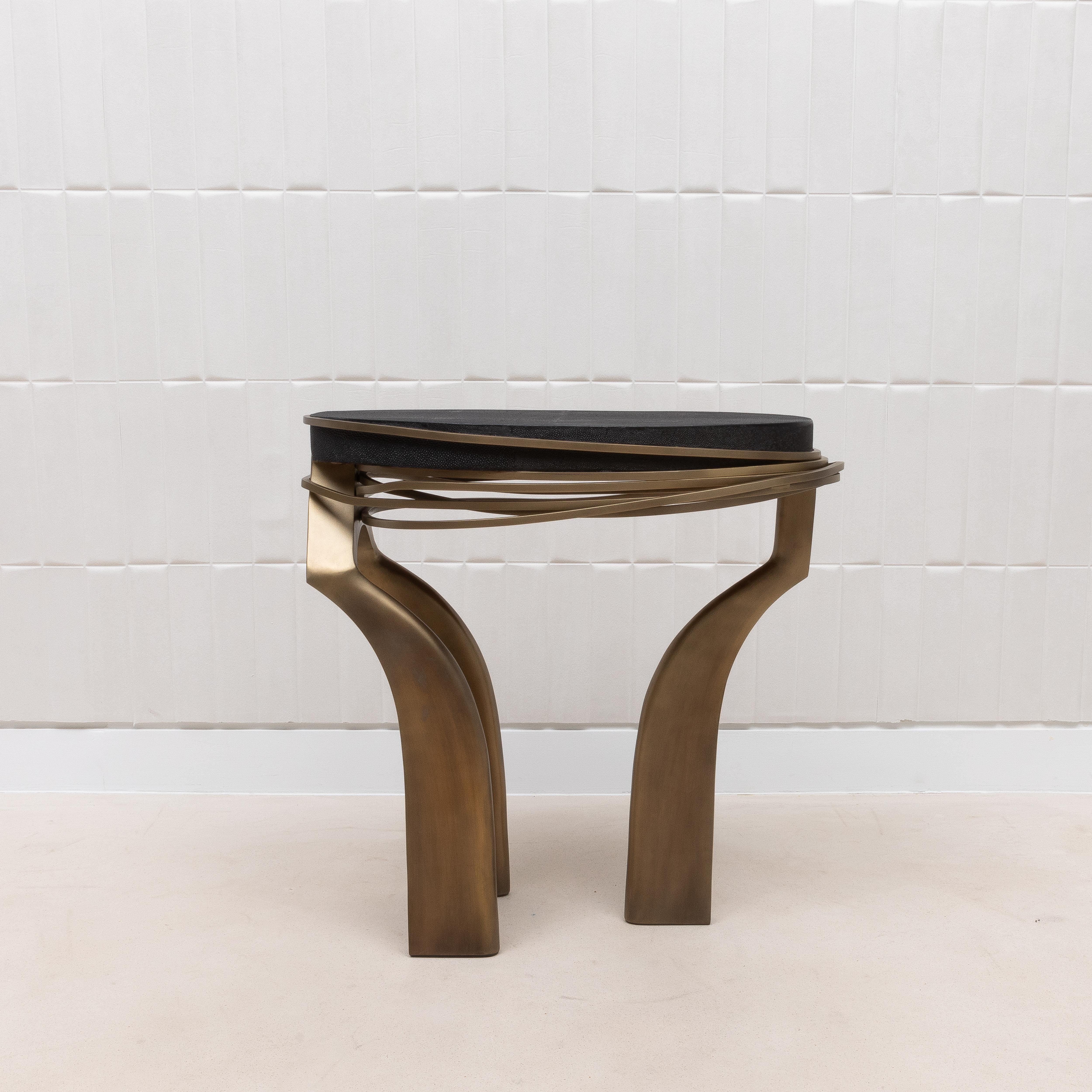 Table d'appoint en galuchat noir et laiton patiné bronze par Kifu Paris en vente 2