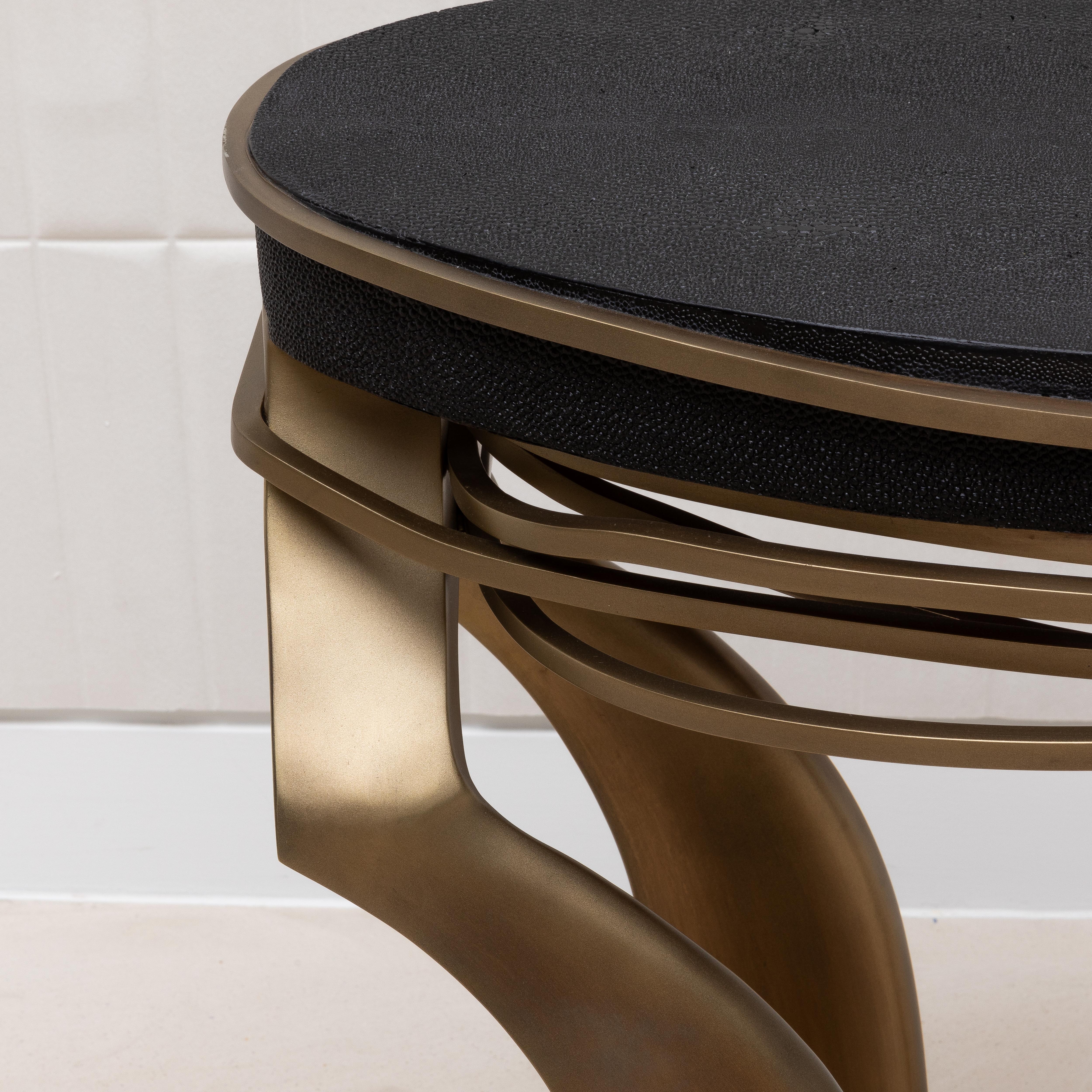 Table d'appoint en galuchat noir et laiton patiné bronze par Kifu Paris en vente 3