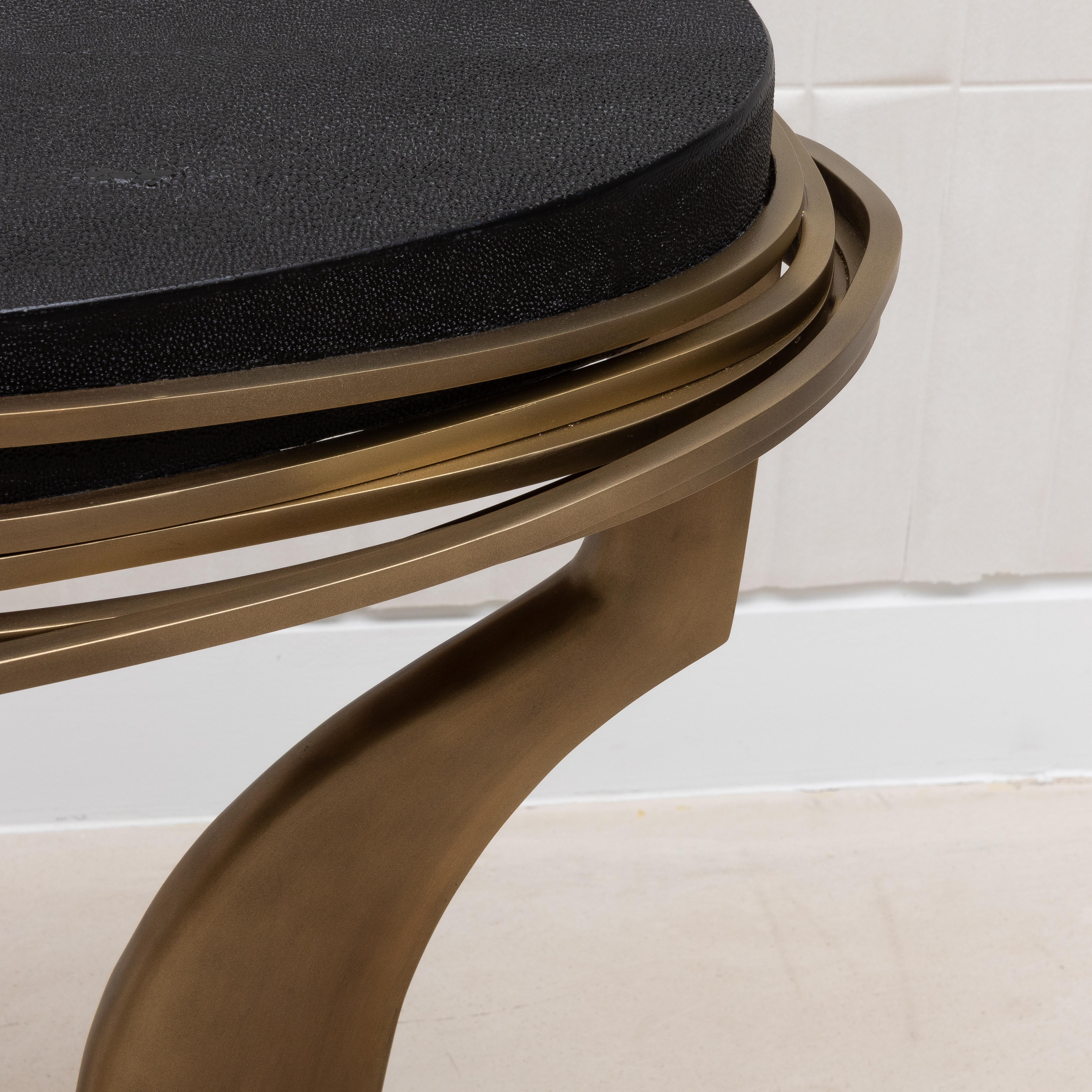 Table d'appoint en galuchat noir et laiton patiné bronze par Kifu Paris en vente 4