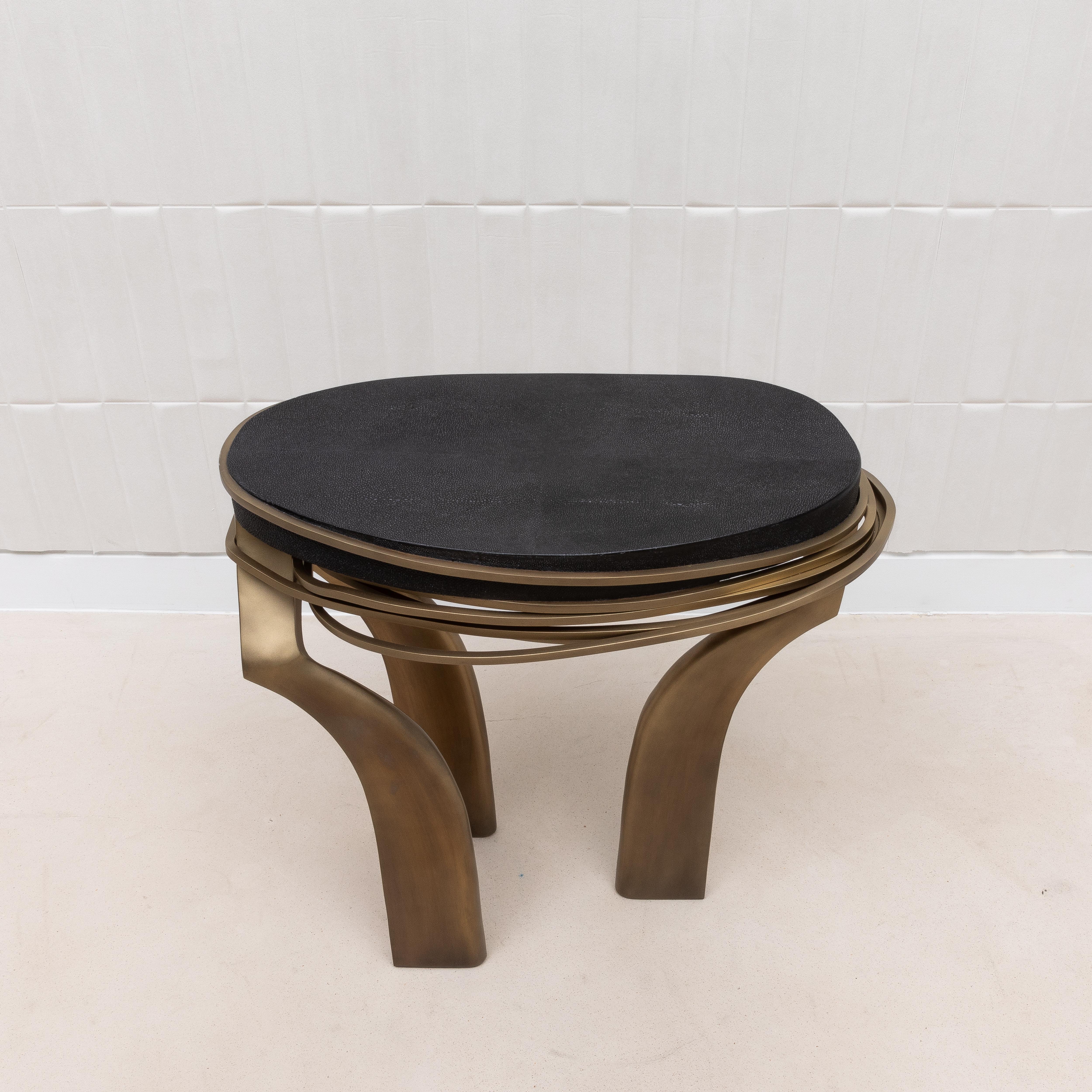 Table d'appoint en galuchat noir et laiton patiné bronze par Kifu Paris en vente 5